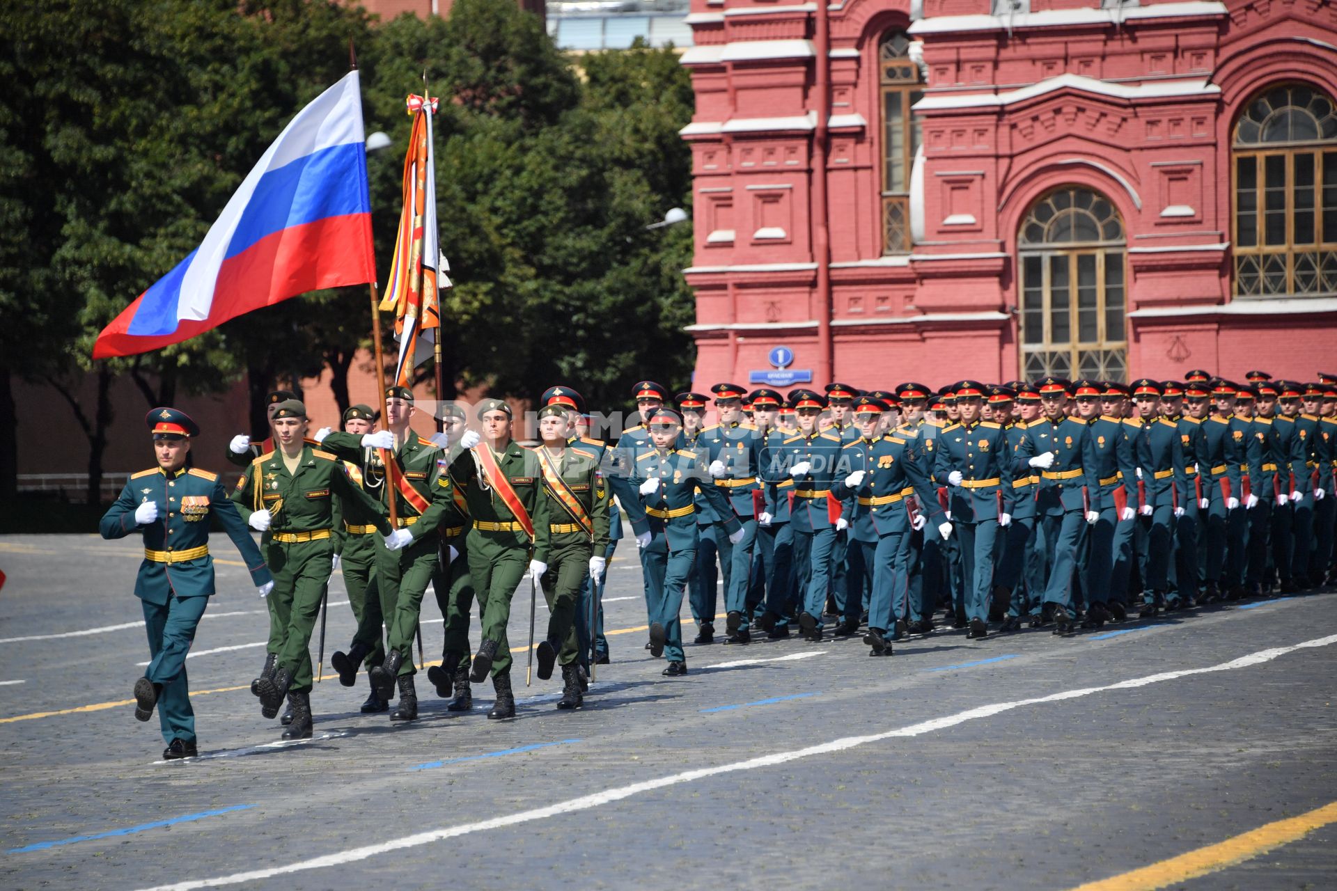 Москва. Выпускники Московского высшего общевойскового командного училища во время торжественной церемонии вручения дипломов и нагрудных знаков об окончании училища на Красной площади.