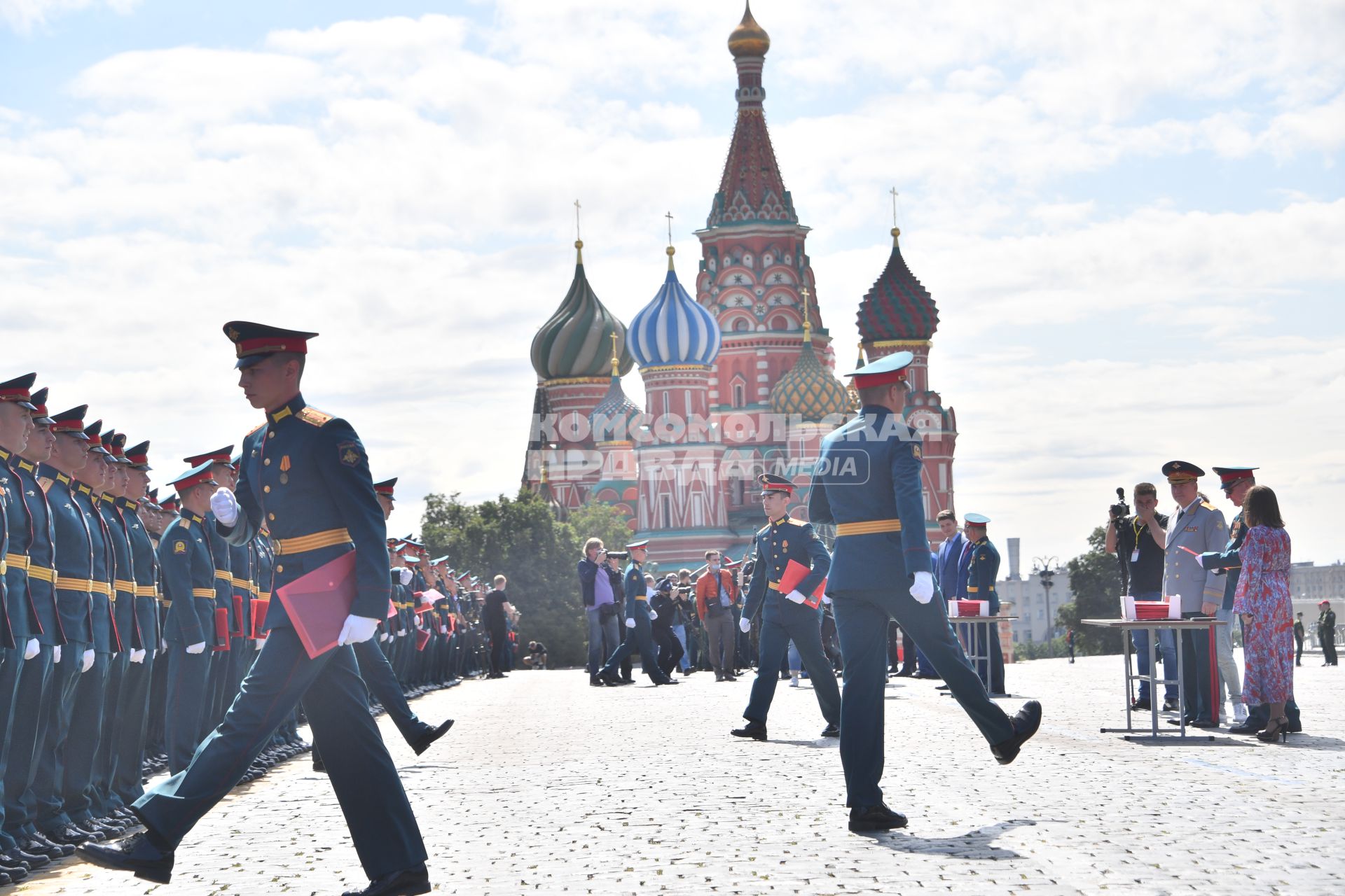 Москва. Выпускники Московского высшего общевойскового командного училища во время торжественной церемонии вручения дипломов и нагрудных знаков об окончании училища на Красной площади.