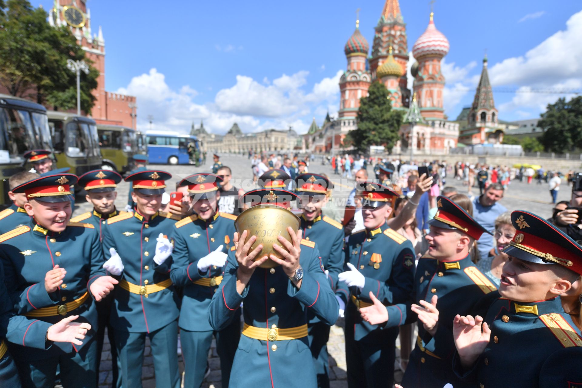 Москва. Выпускники Московского высшего общевойскового командного училища после торжественной церемонии вручения дипломов и нагрудных знаков об окончании училища на Красной площади.