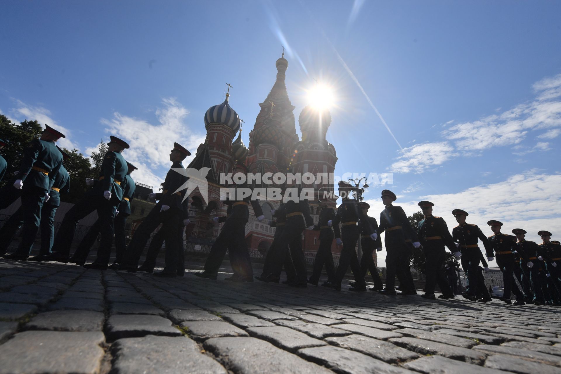 Москва. Выпускники Московского высшего общевойскового командного училища перед началом торжественной церемонии вручения дипломов и нагрудных знаков об окончании училища на Красной площади.