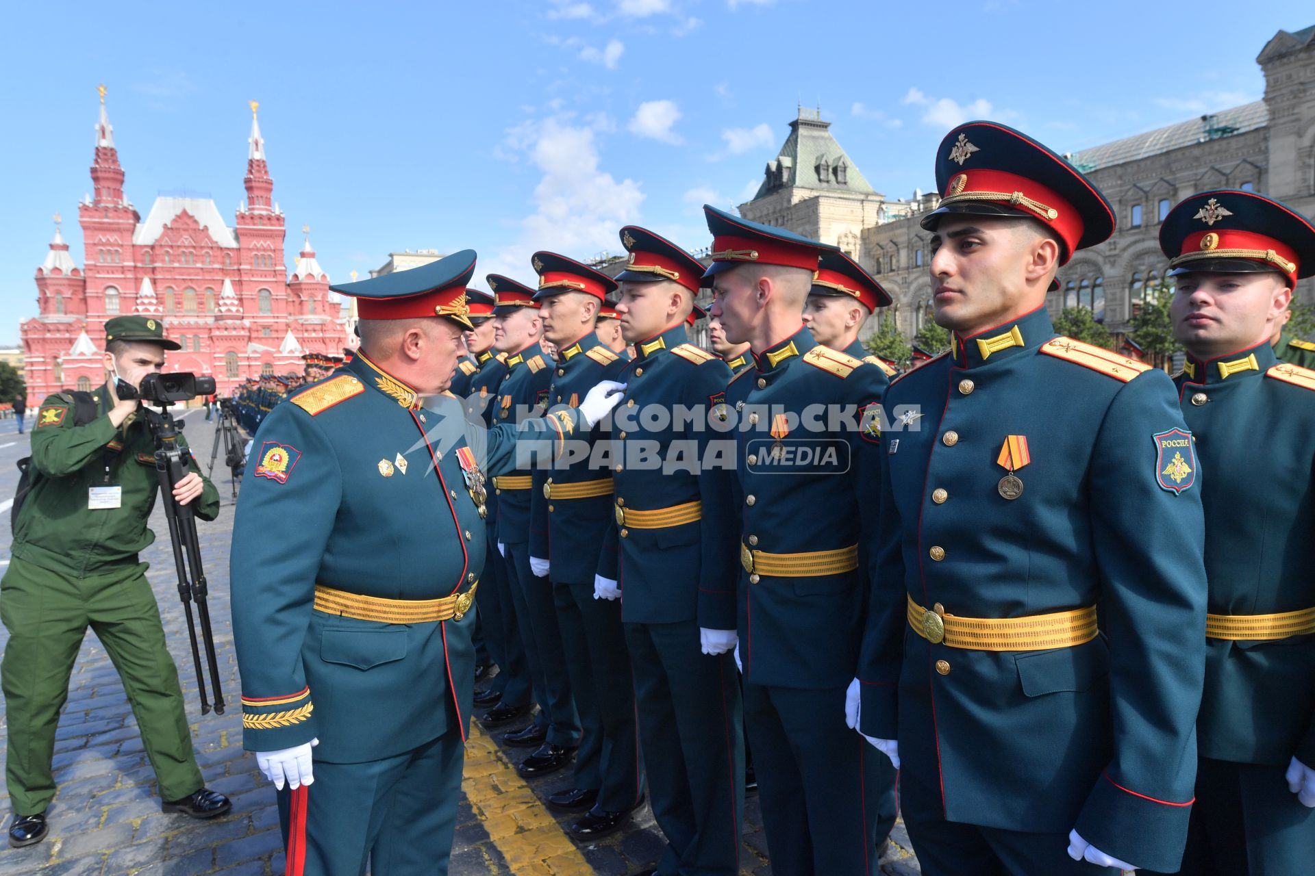 Москва. Выпускники Московского высшего общевойскового командного училища перед началом торжественной церемонии вручения дипломов и нагрудных знаков об окончании училища на Красной площади.