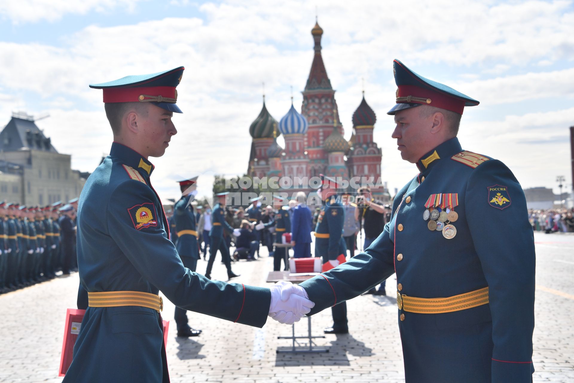 Москва. Выпускники Московского высшего общевойскового командного училища во время торжественной церемонии вручения дипломов и нагрудных знаков об окончании училища на Красной площади.