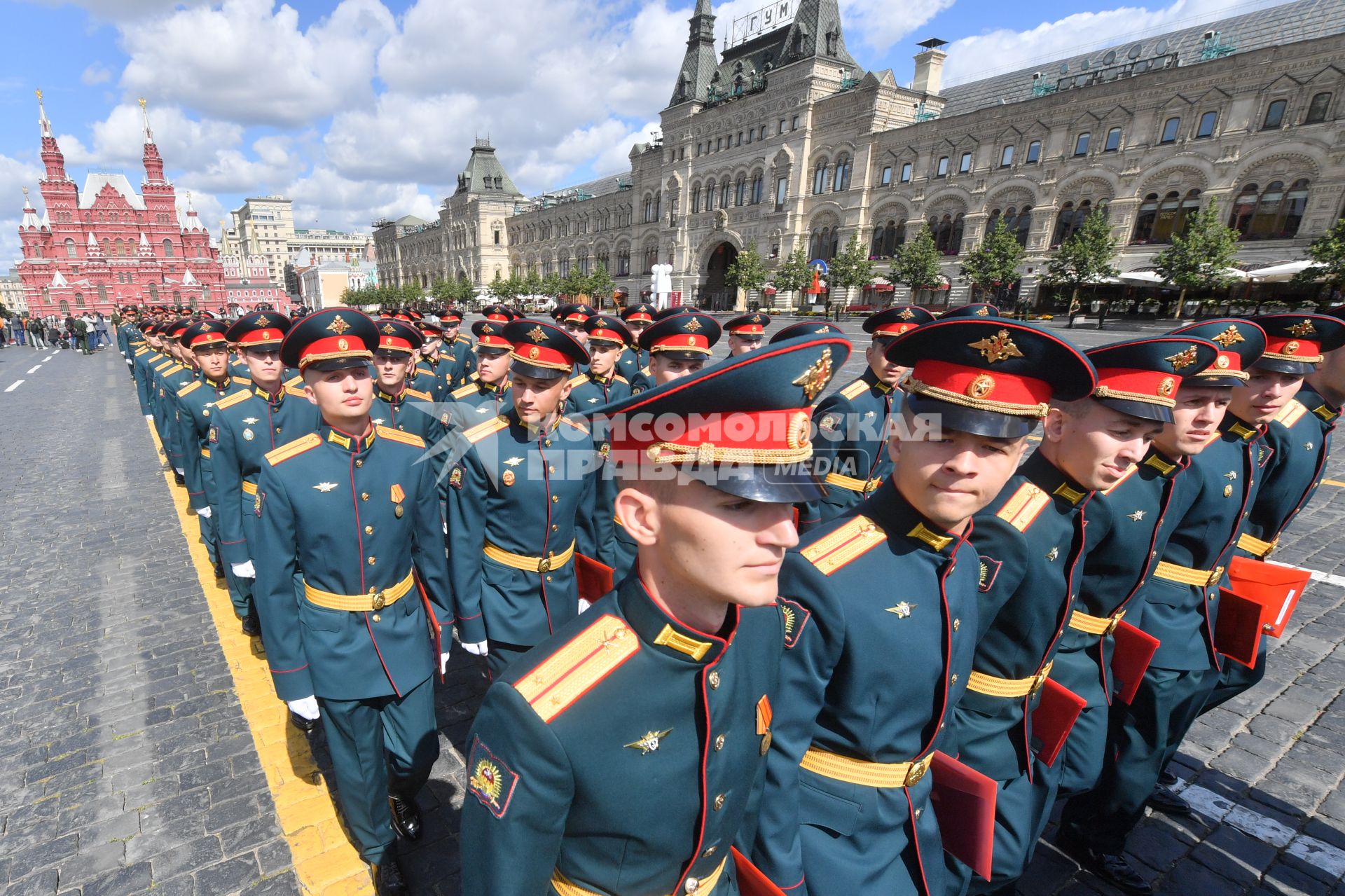 Москва. Выпускники Московского высшего общевойскового командного училища во время торжественной церемонии вручения дипломов и нагрудных знаков об окончании училища на Красной площади.