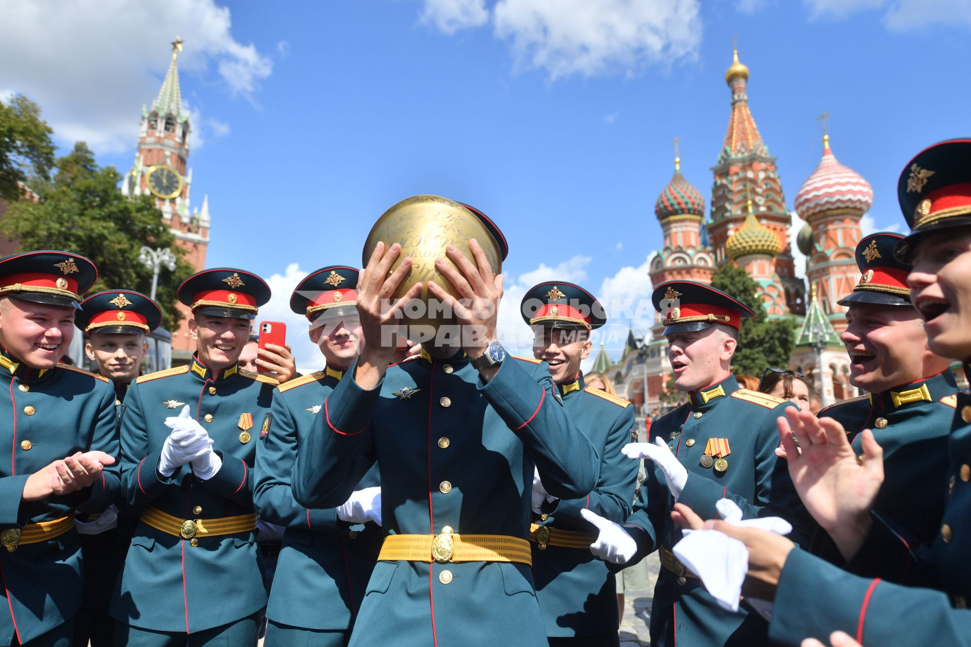 Москва. Выпускники Московского высшего общевойскового командного училища после торжественной церемонии вручения дипломов и нагрудных знаков об окончании училища на Красной площади.