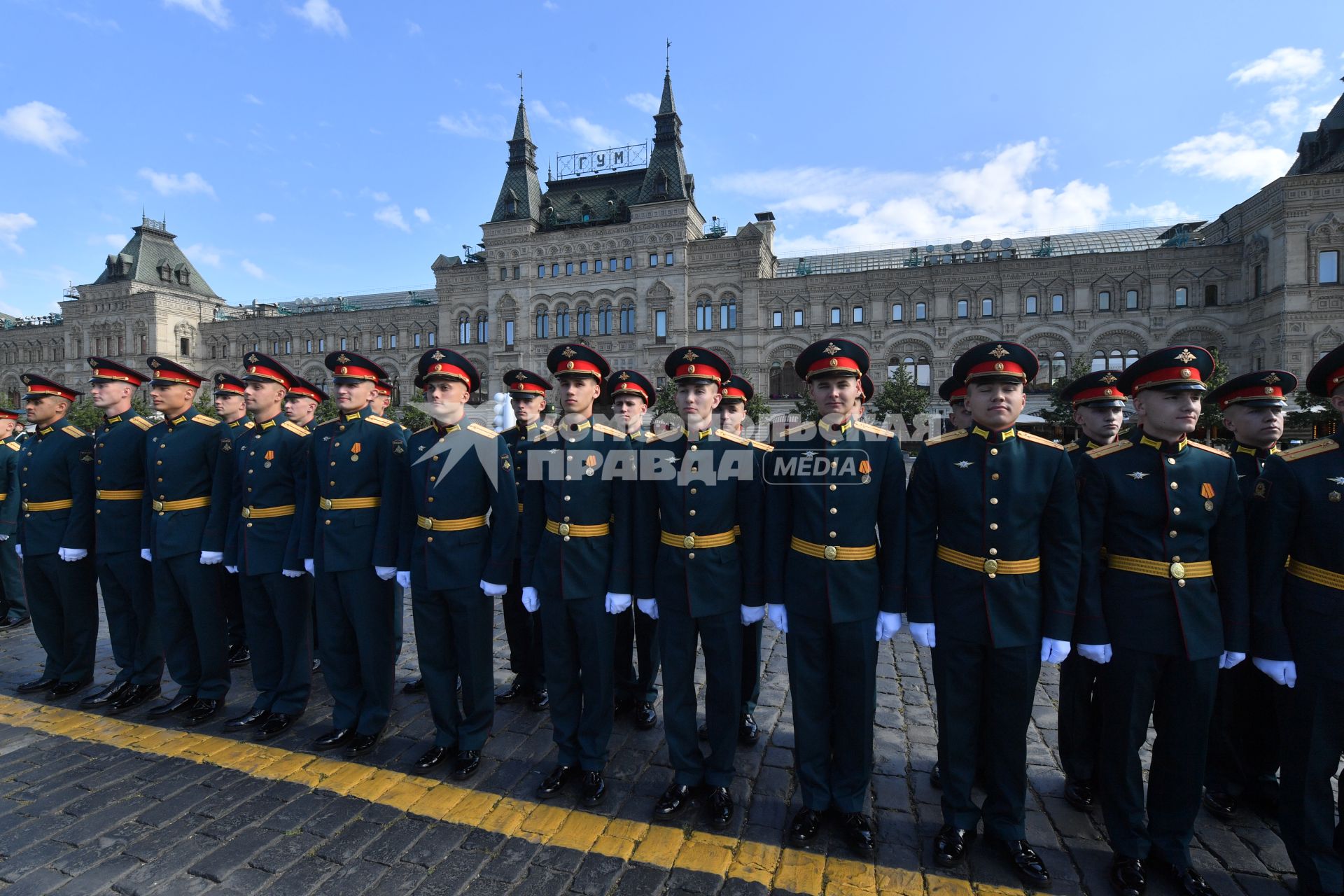 Москва. Выпускники Московского высшего общевойскового командного училища перед началом торжественной церемонии вручения дипломов и нагрудных знаков об окончании училища на Красной площади.