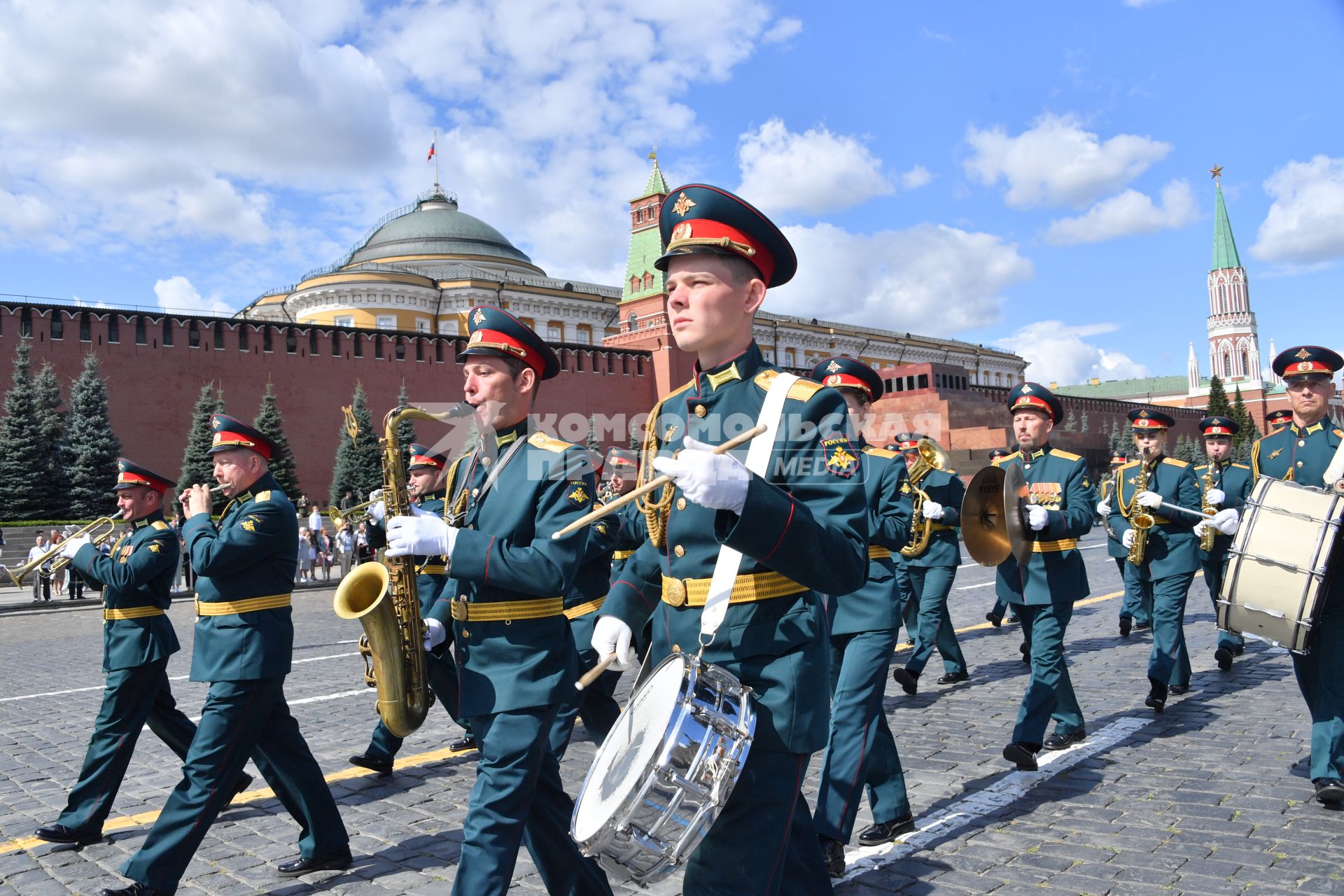 Москва. Военный оркестр во время торжественной церемонии вручения дипломов и нагрудных знаков выпускникам Московского высшего общевойскового командного училища на Красной площади.