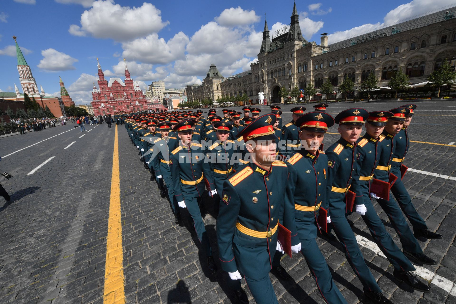 Москва. Выпускники Московского высшего общевойскового командного училища после торжественной церемонии вручения дипломов и нагрудных знаков об окончании училища на Красной площади.