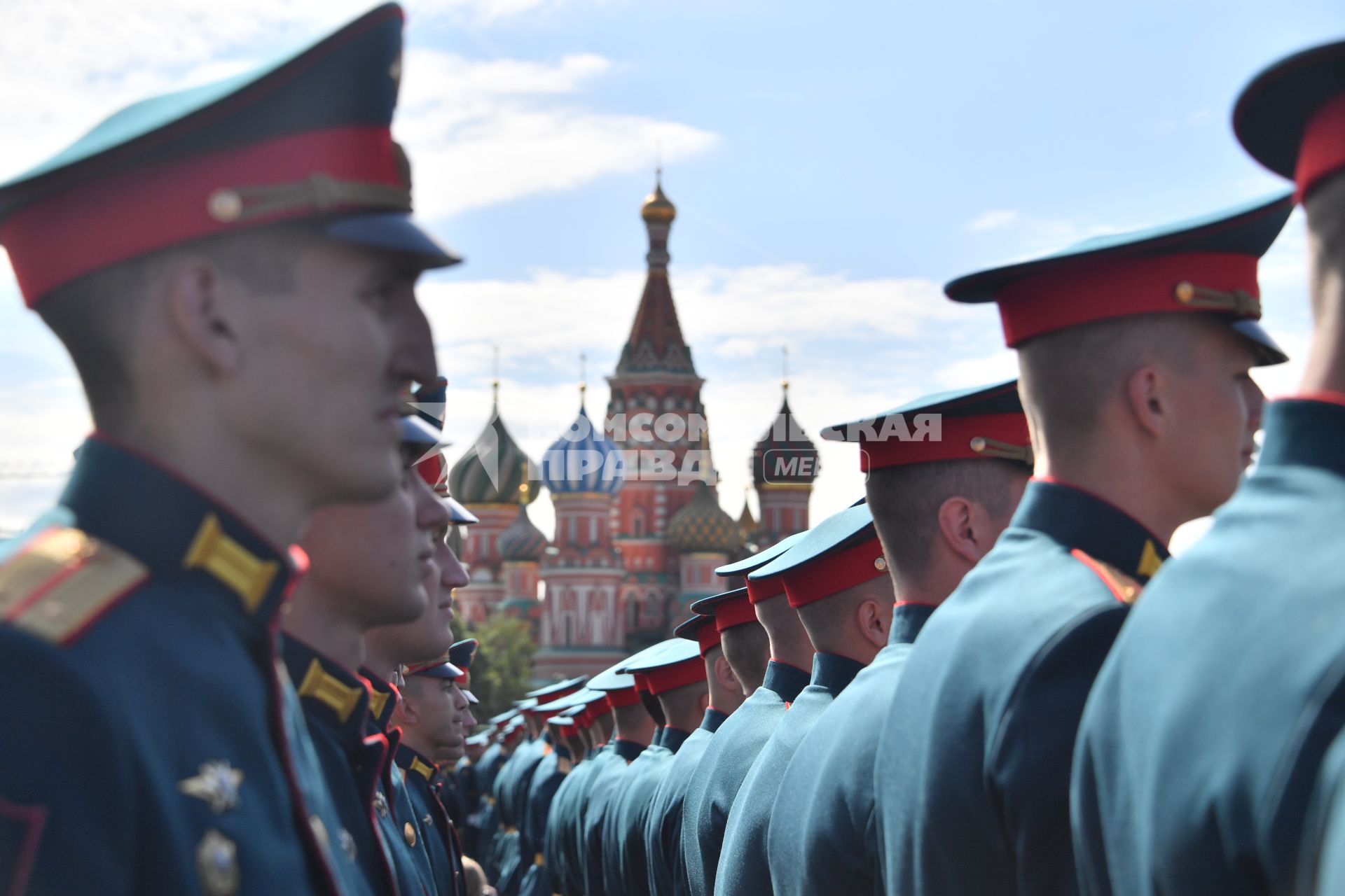 Москва. Выпускники Московского высшего общевойскового командного училища перед началом торжественной церемонии вручения дипломов и нагрудных знаков об окончании училища на Красной площади.