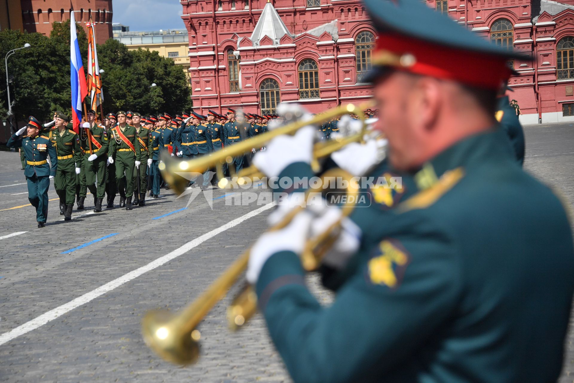 Москва. Выпускники Московского высшего общевойскового командного училища во время торжественной церемонии вручения дипломов и нагрудных знаков об окончании училища на Красной площади.