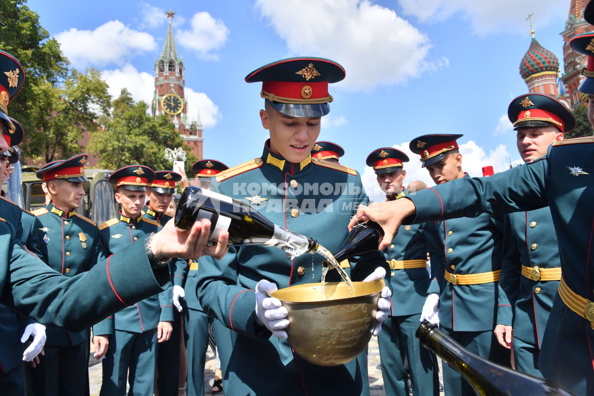 Москва. Выпускники Московского высшего общевойскового командного училища после торжественной церемонии вручения дипломов и нагрудных знаков об окончании училища на Красной площади.