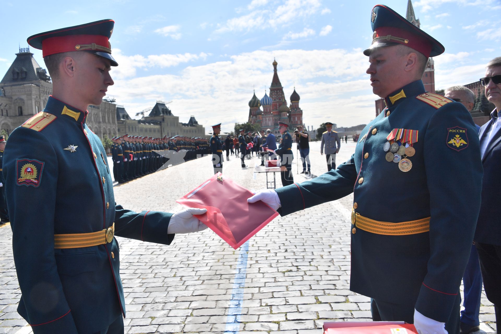 Москва. Выпускники Московского высшего общевойскового командного училища во время торжественной церемонии вручения дипломов и нагрудных знаков об окончании училища на Красной площади.