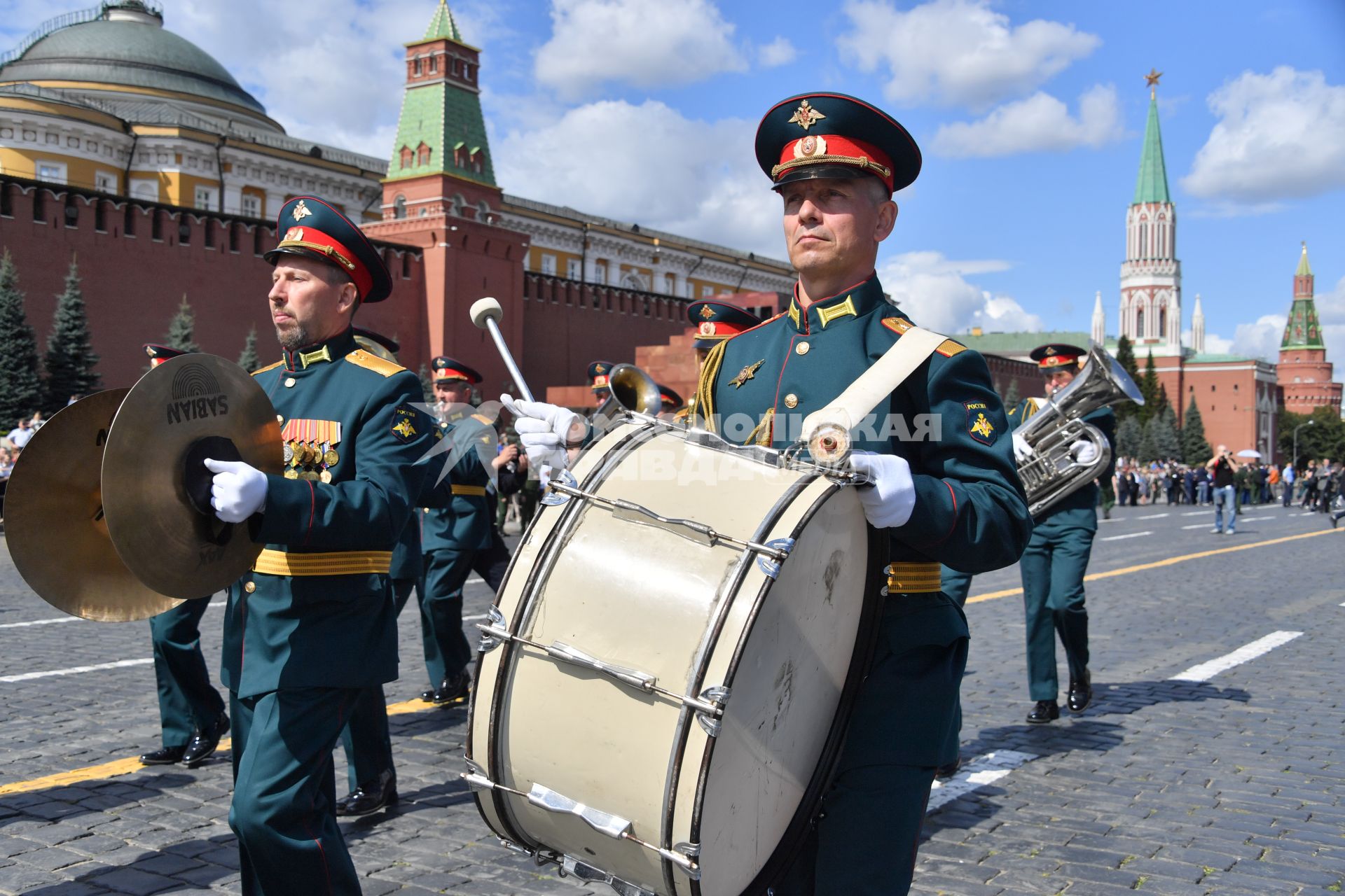 Москва. Военный оркестр во время торжественной церемонии вручения дипломов и нагрудных знаков выпускникам Московского высшего общевойскового командного училища на Красной площади.