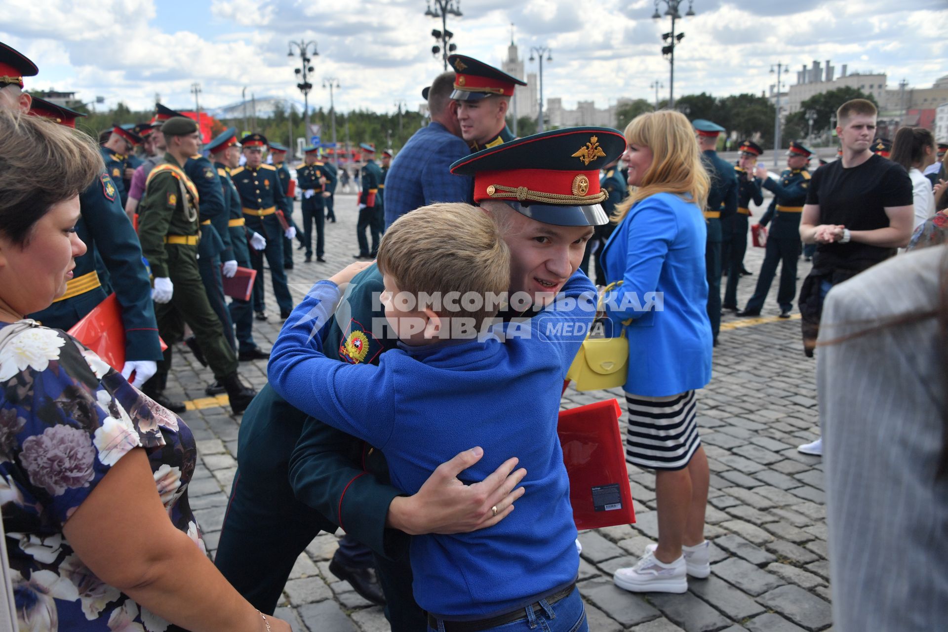 Москва. Выпускник Московского высшего общевойскового командного училища после торжественной церемонии вручения дипломов и нагрудных знаков об окончании училища на Красной площади.