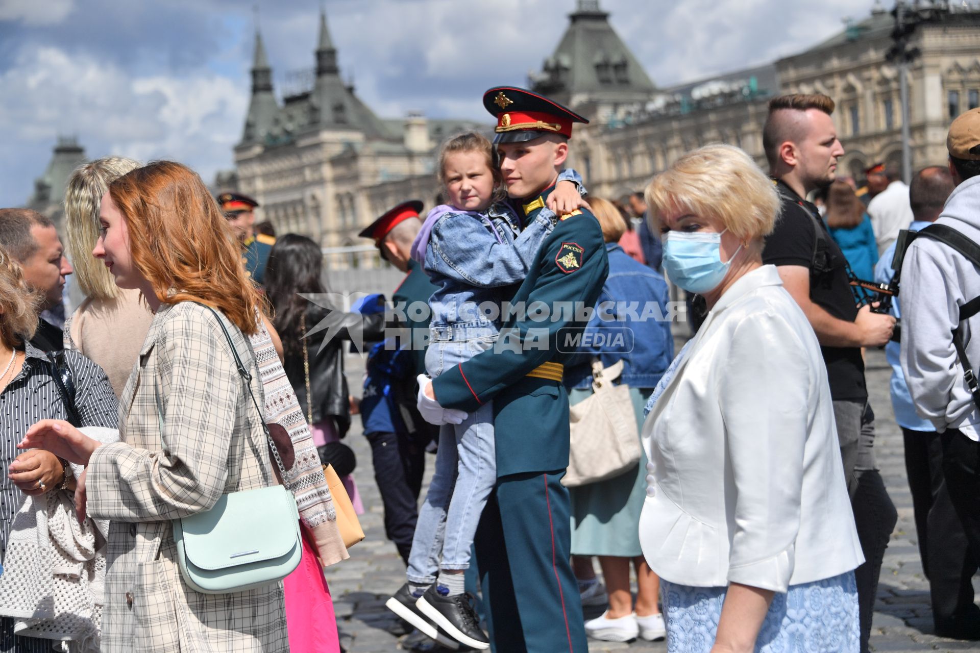 Москва. Выпускник Московского высшего общевойскового командного училища после торжественной церемонии вручения дипломов и нагрудных знаков об окончании училища на Красной площади.