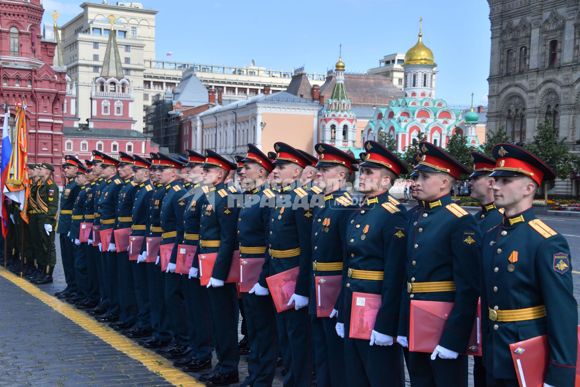 Москва. Выпускники Московского высшего общевойскового командного училища во время торжественной церемонии вручения дипломов и нагрудных знаков об окончании училища на Красной площади.