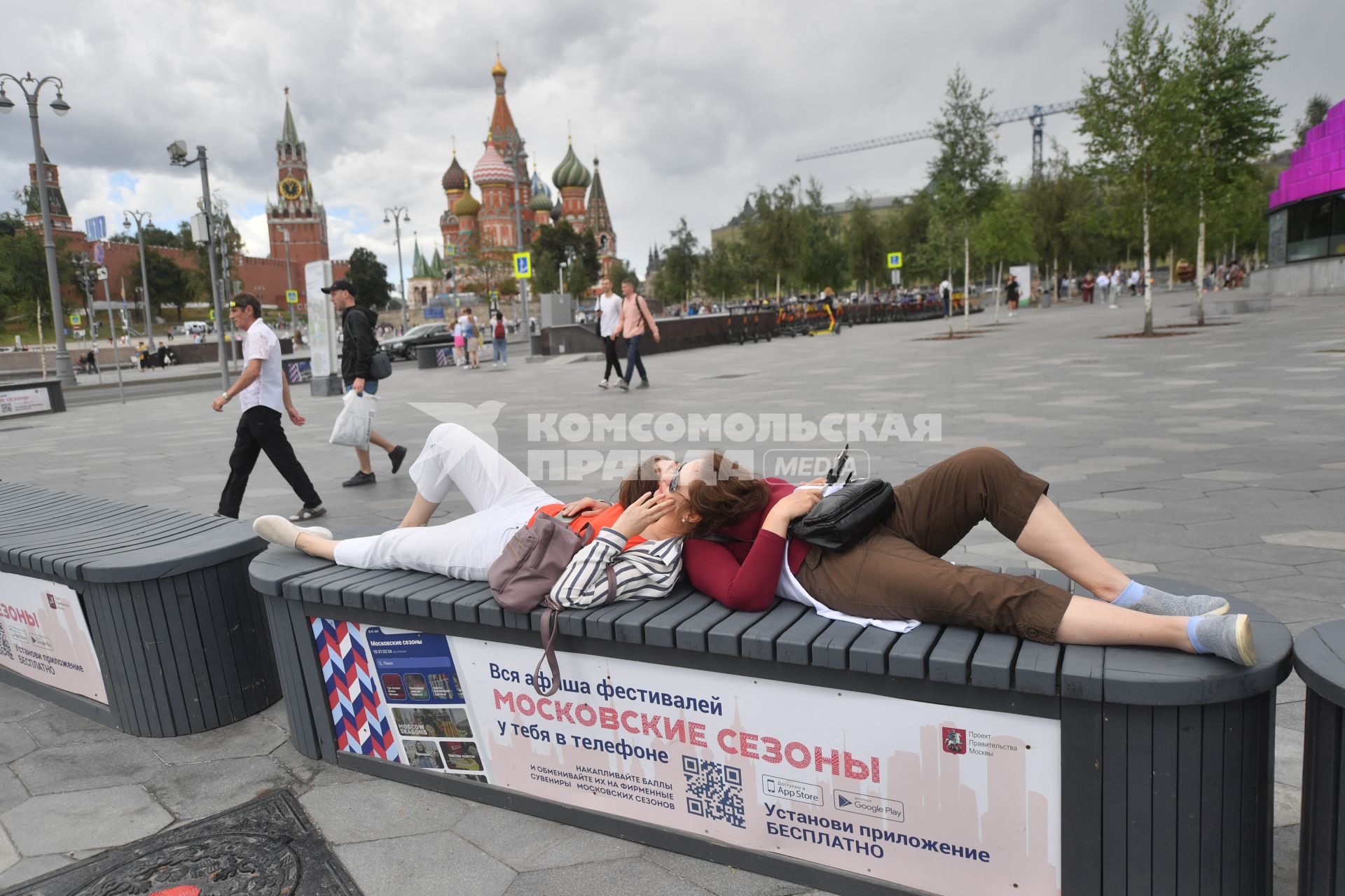 Москва. Девушки отдыхают на скамейке на Васильевском спуске.