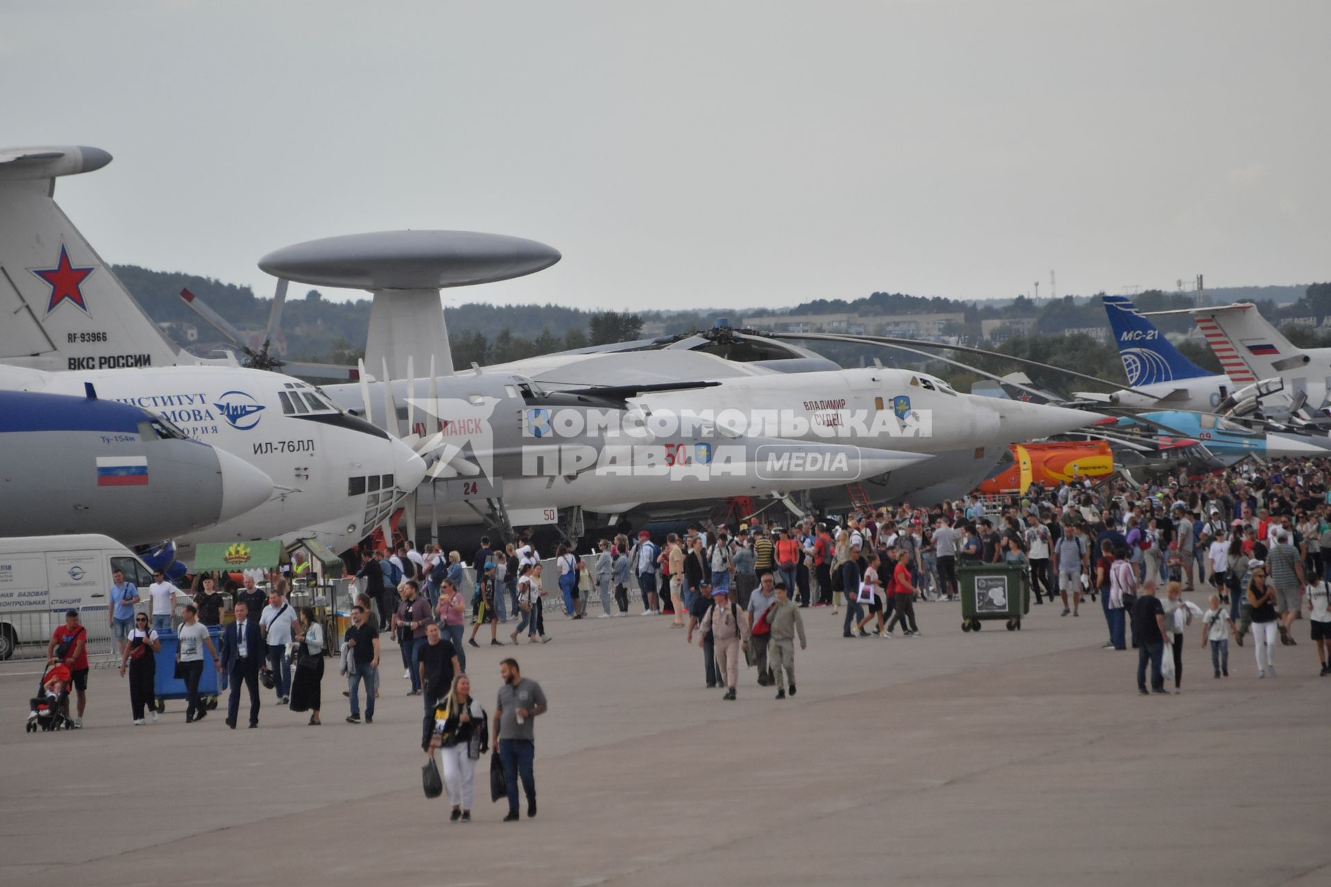 Жуковский. Посетители на Международном авиационно-космическом салоне МАКС-2021.