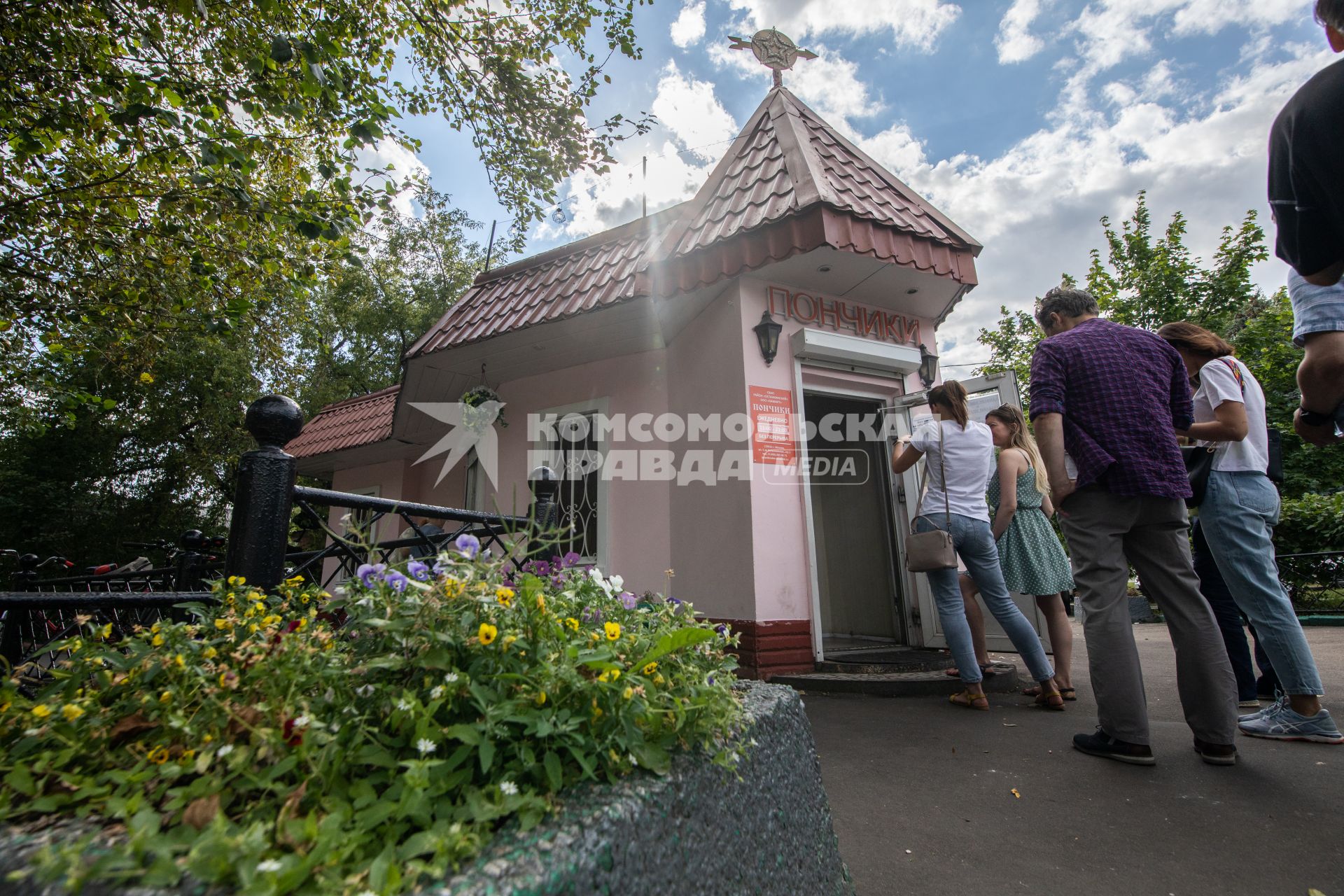 Москва. Посетители у входа в Пончиковую в Останкино.