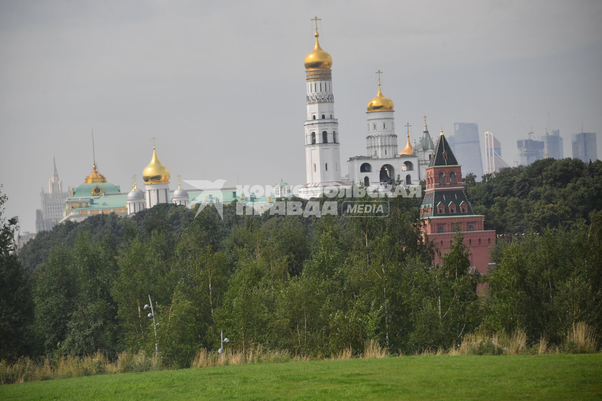 Москва. Вид на купола Кремлевских соборов.