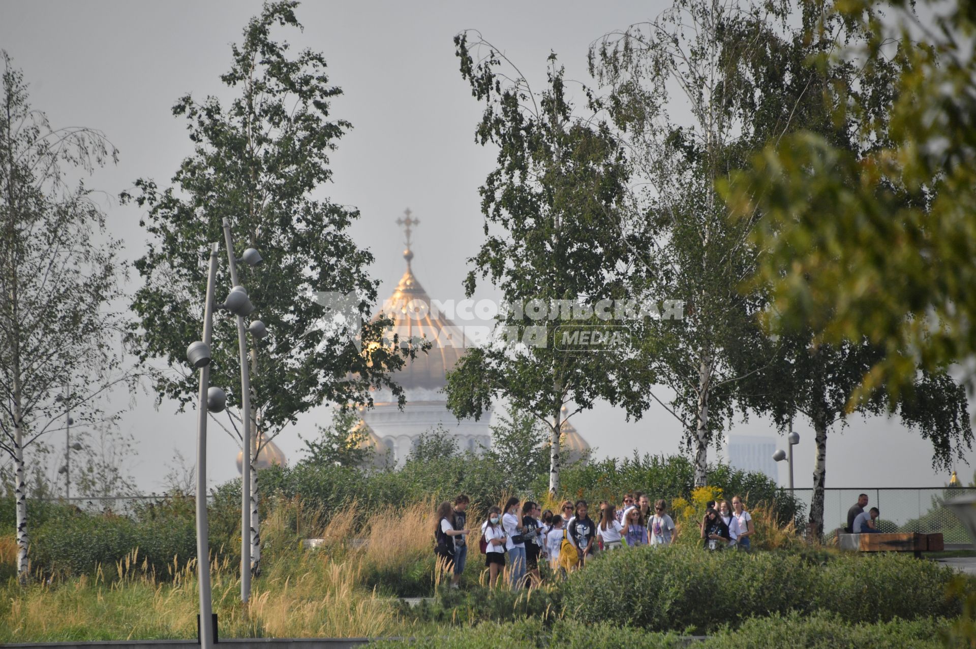 Москва. Посетители в парке Зарядье.