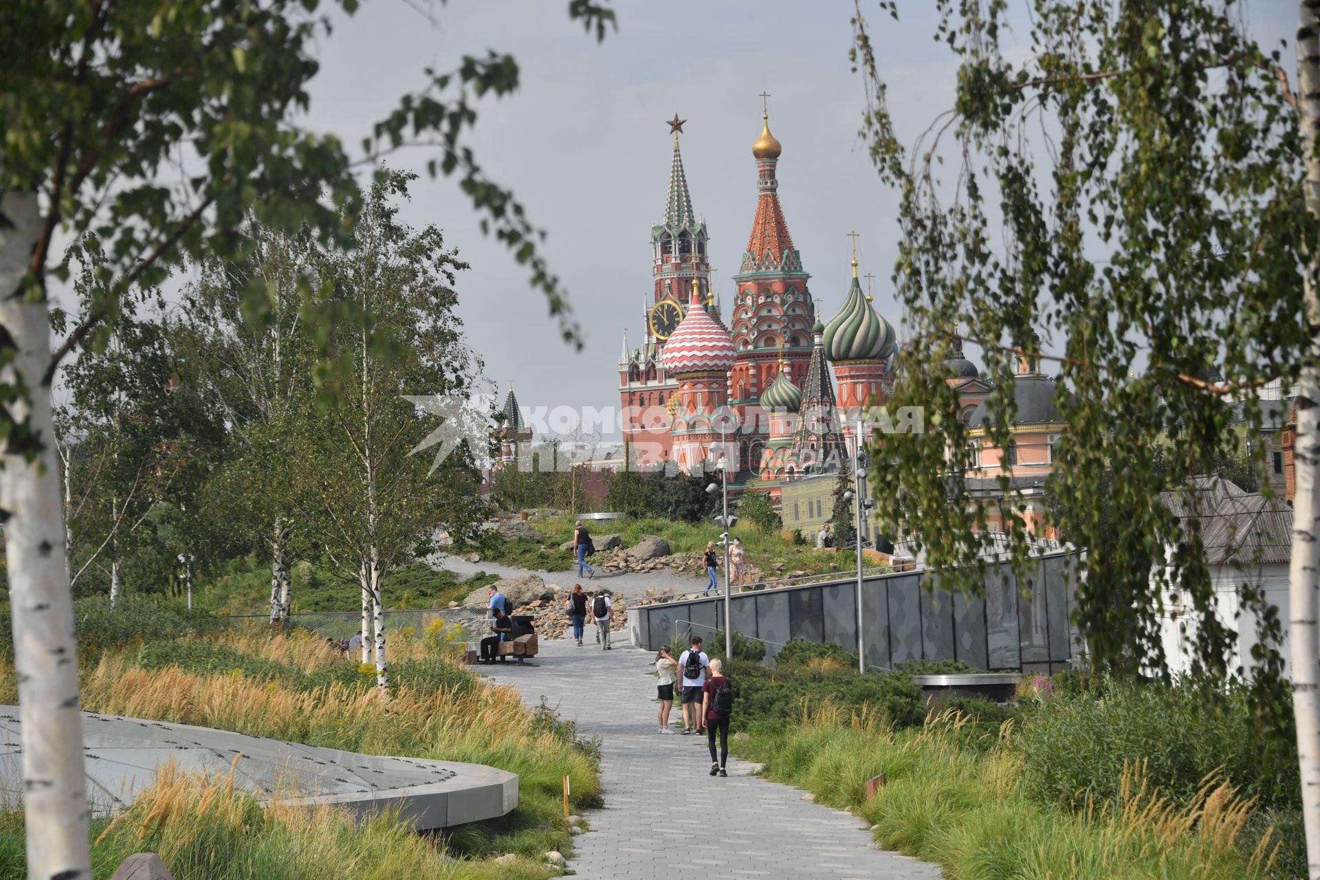 Москва. Посетители в парке Зарядье.