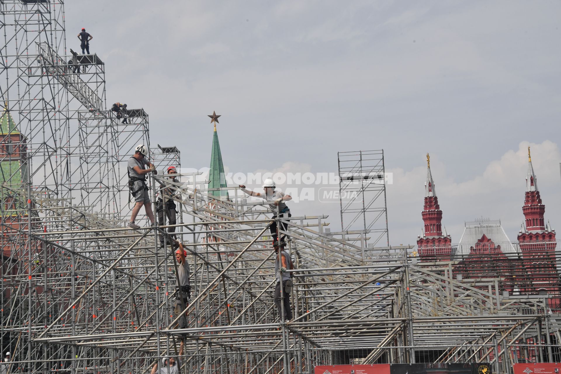 Москва. Монтаж конструкций к фестивалю `Спасская башня` на Красной площади в Москве.