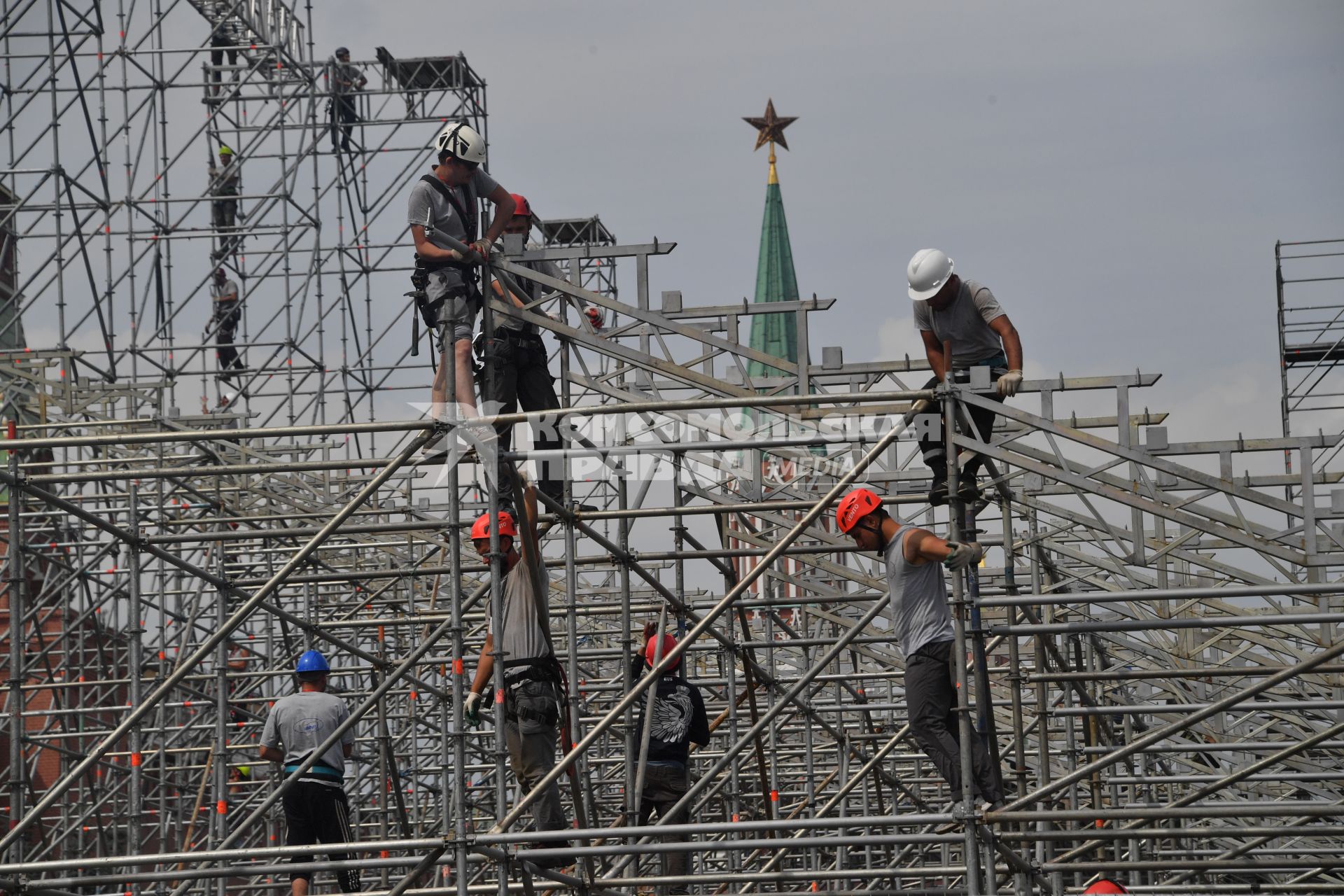 Москва. Монтаж конструкций к фестивалю `Спасская башня` на Красной площади в Москве.