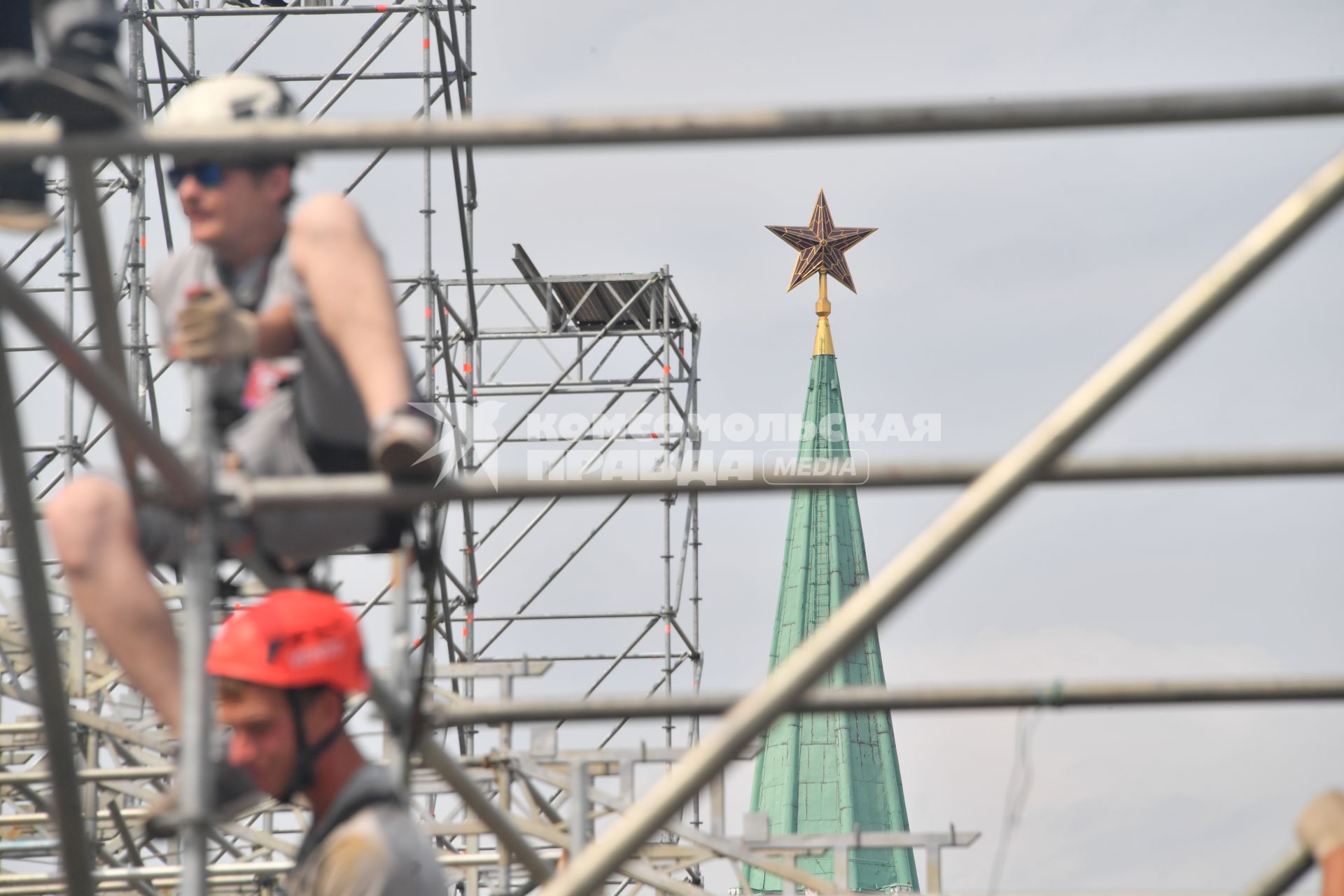 Москва. Монтаж конструкций к фестивалю `Спасская башня` на Красной площади в Москве.