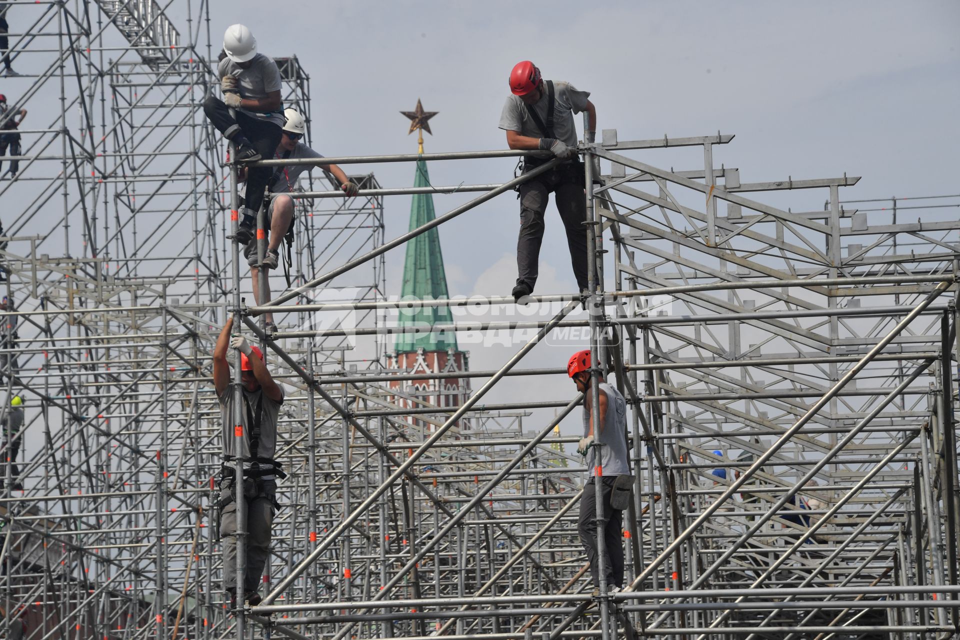 Москва. Монтаж конструкций к фестивалю `Спасская башня` на Красной площади в Москве.