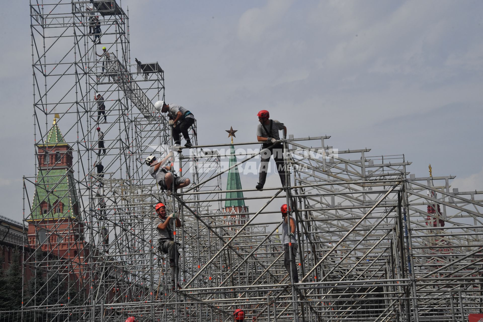 Москва. Монтаж конструкций к фестивалю `Спасская башня` на Красной площади в Москве.