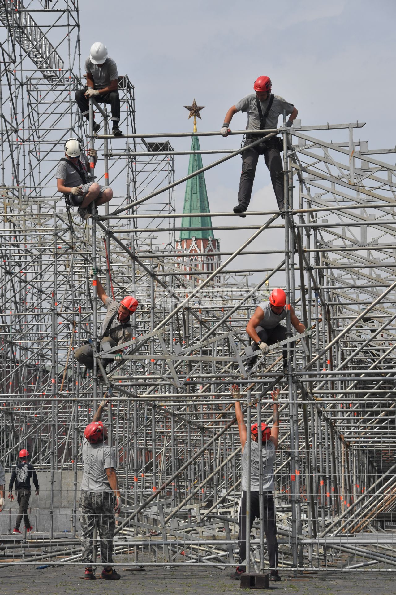 Москва. Монтаж конструкций к фестивалю `Спасская башня` на Красной площади в Москве.