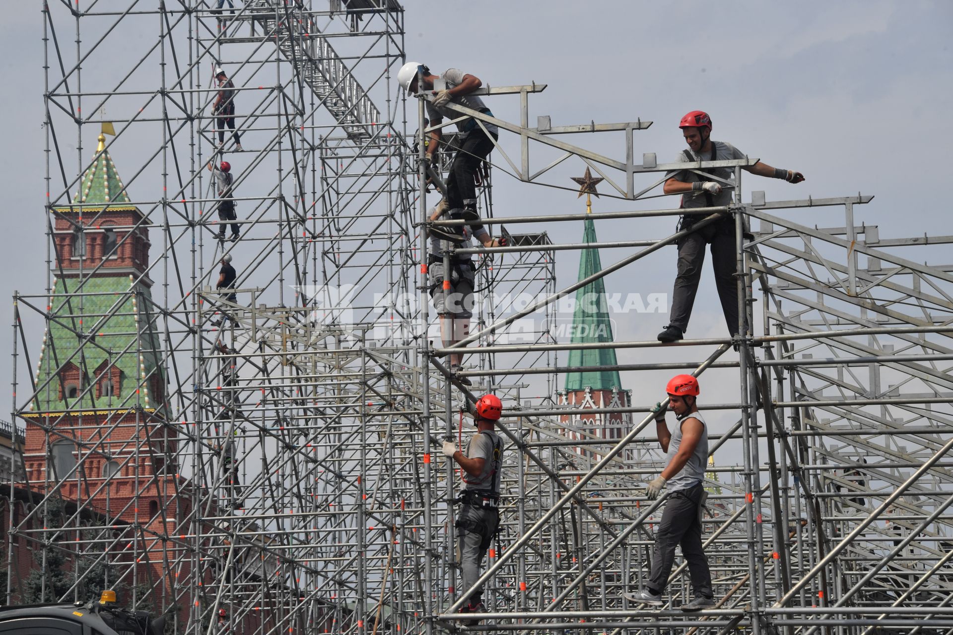 Москва. Монтаж конструкций к фестивалю `Спасская башня` на Красной площади в Москве.