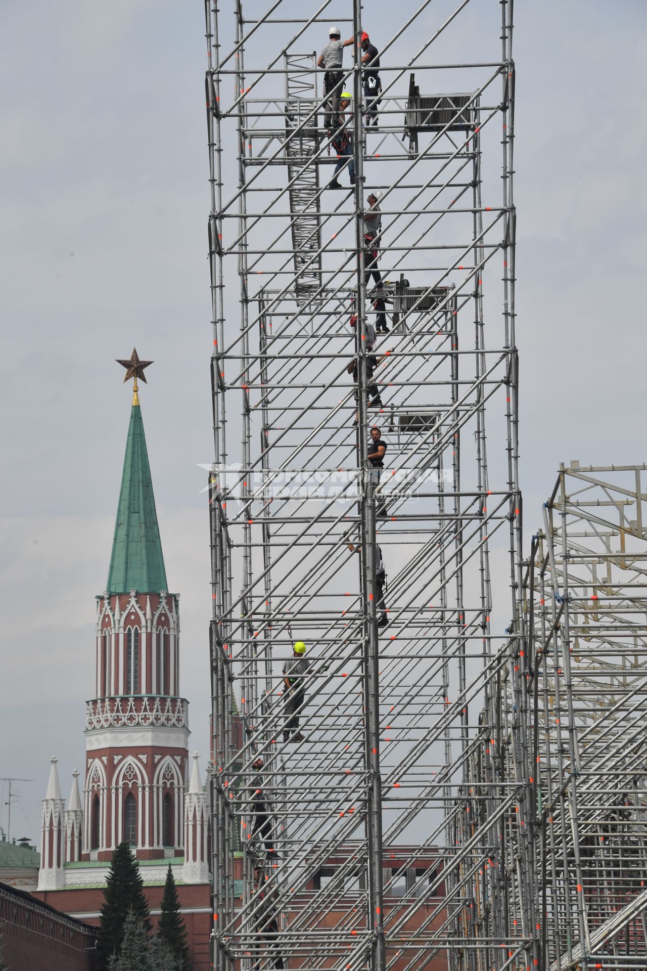 Москва. Монтаж конструкций к фестивалю `Спасская башня` на Красной площади в Москве.