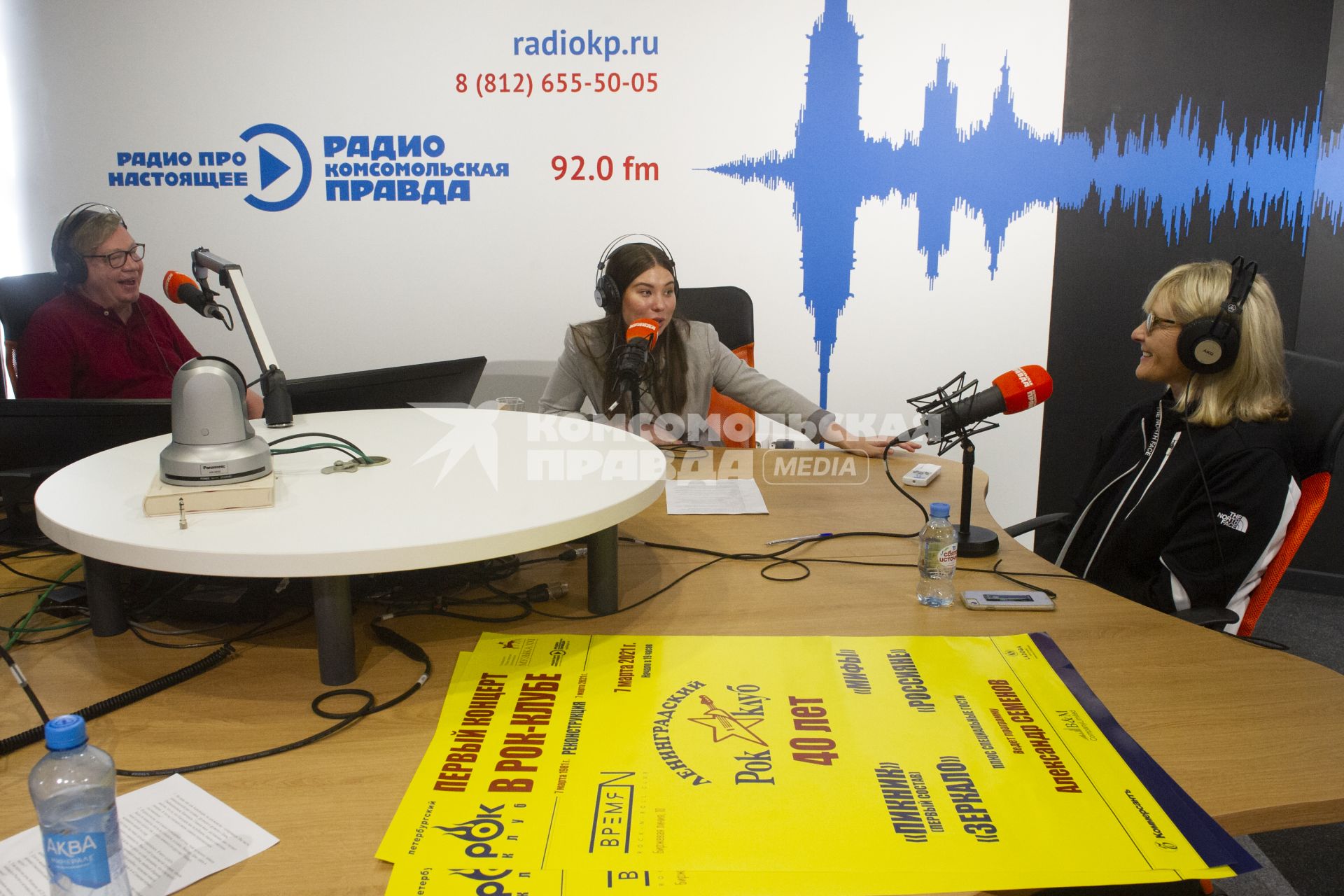 Санкт-Петербург. Американская певица, актриса, продюсер и общественный деятель Джоанна Стингрей (справа) на радио `Комсомольская правда`.