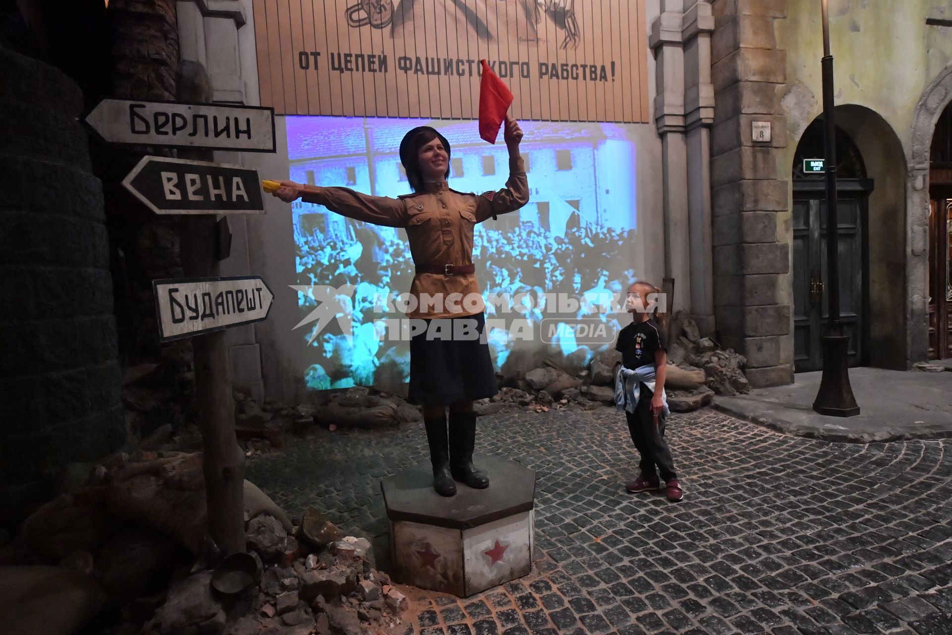 Москва. Дети  во время осмотра экспозиции `Подвиг Народа` , посвященной подвигу героев тыла, в Музее Победы на Поклонной горе.