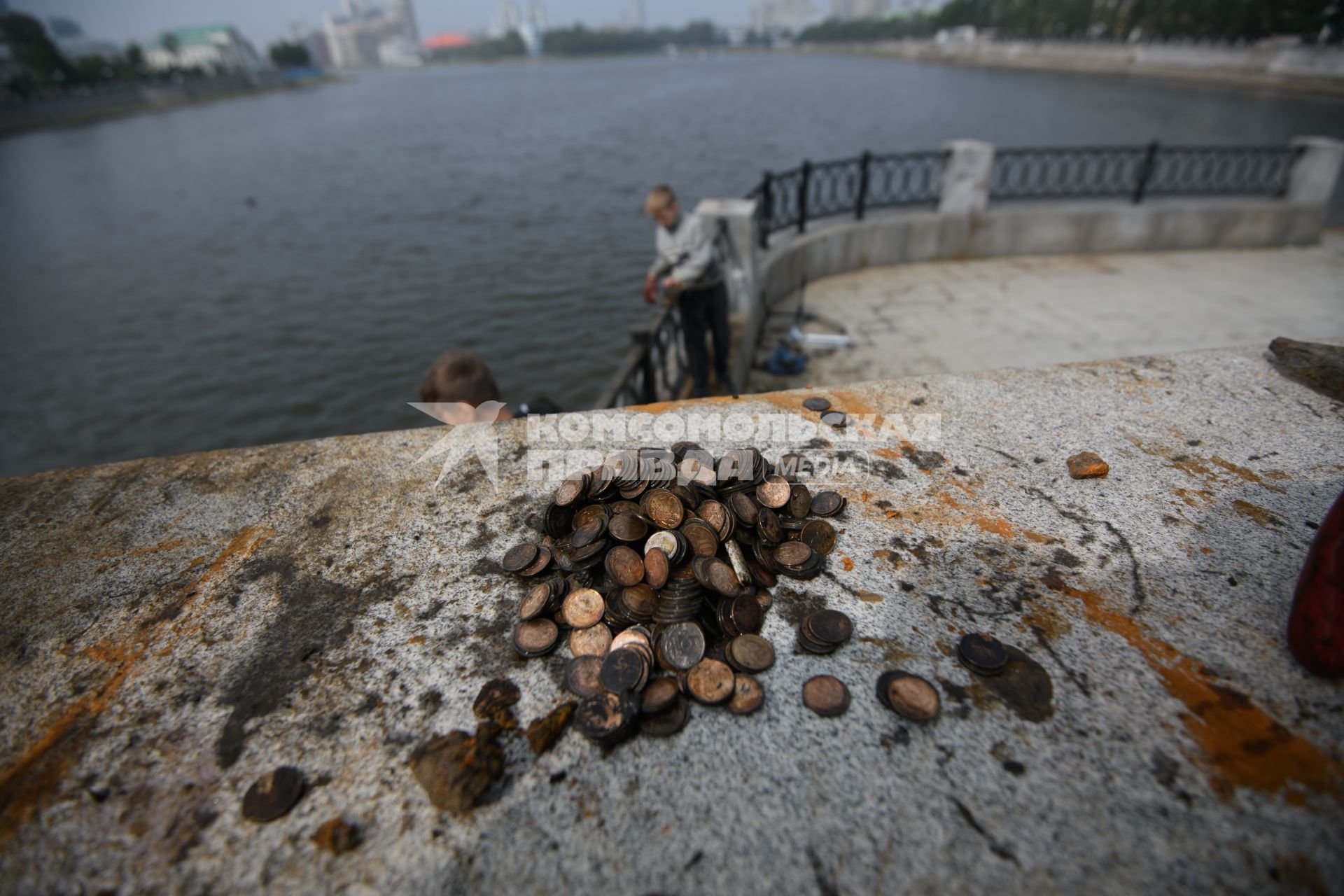 Екатеринбург. Подросток Александр показываетденьги, выловленные из городского пруда, с помощью мощного магнита