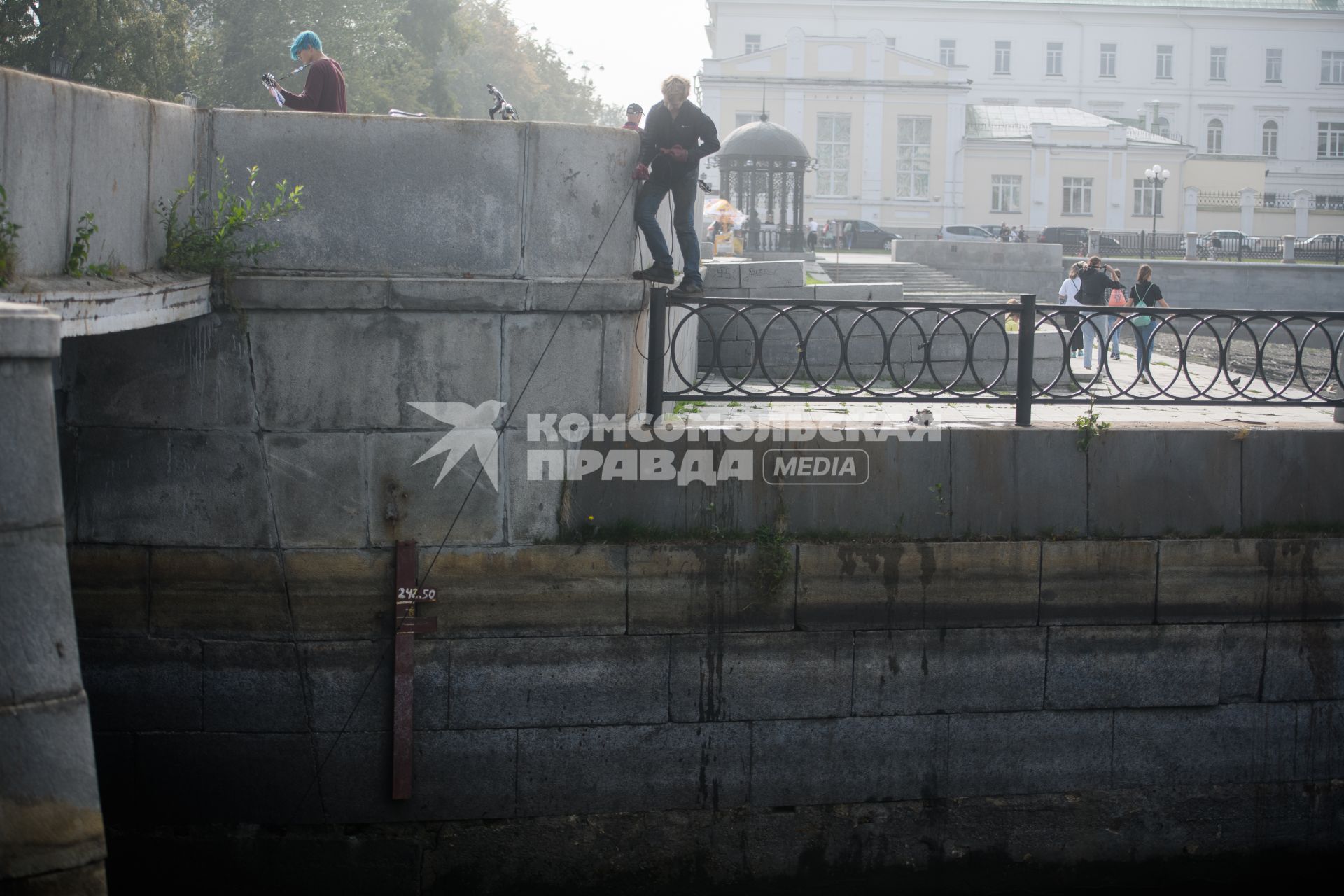 Екатеринбург. Подросток бросает магнит в городской пруд, для вылова металлических предмтов, в том числе денег