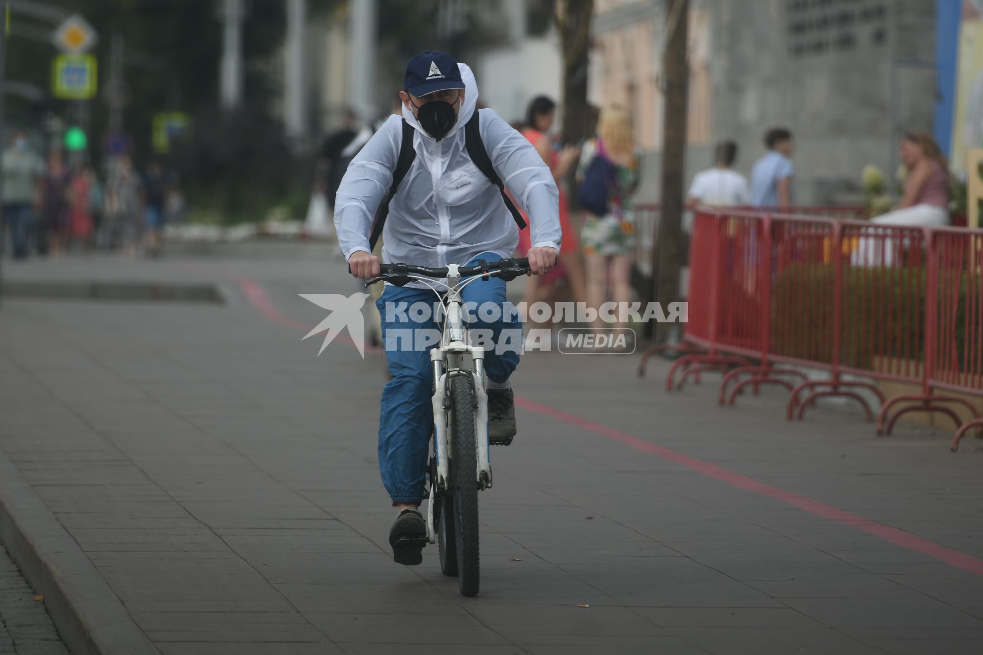 Екатеринбург. Мужчина в респираторе едет на велосипеде