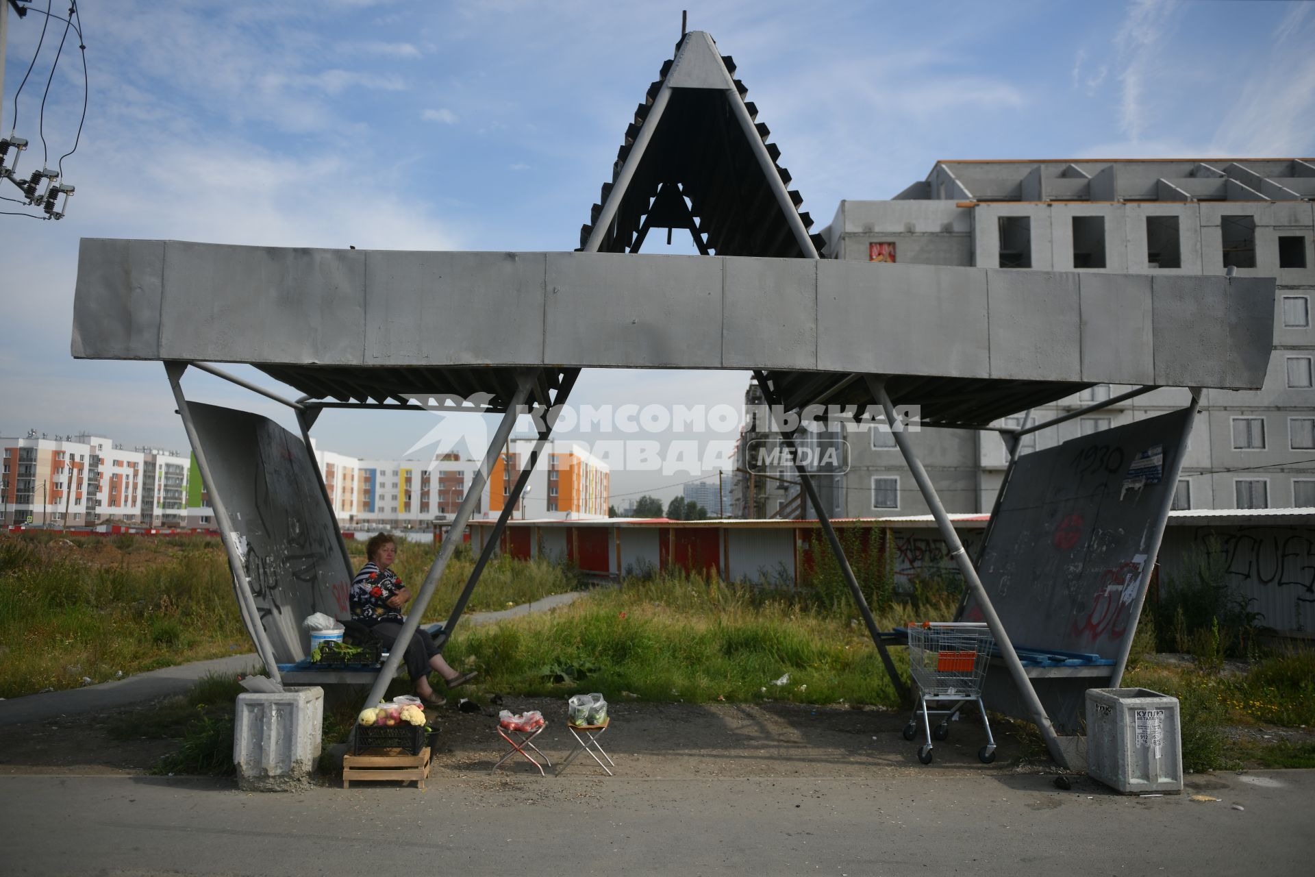 Екатеринбург. Женщина торгует на остановке, на окраине города