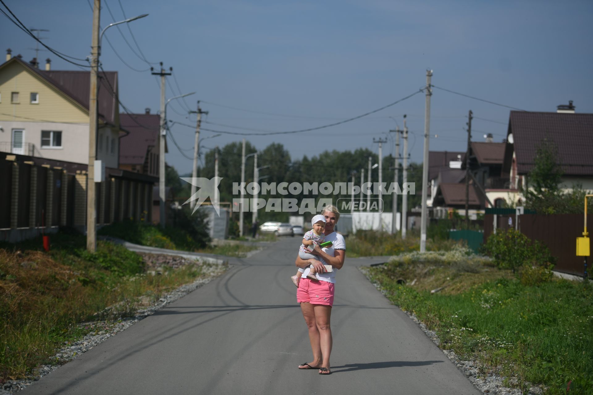 Екатеринбург. Женщина с ребенком на дороге в отдаленном жилом районе города