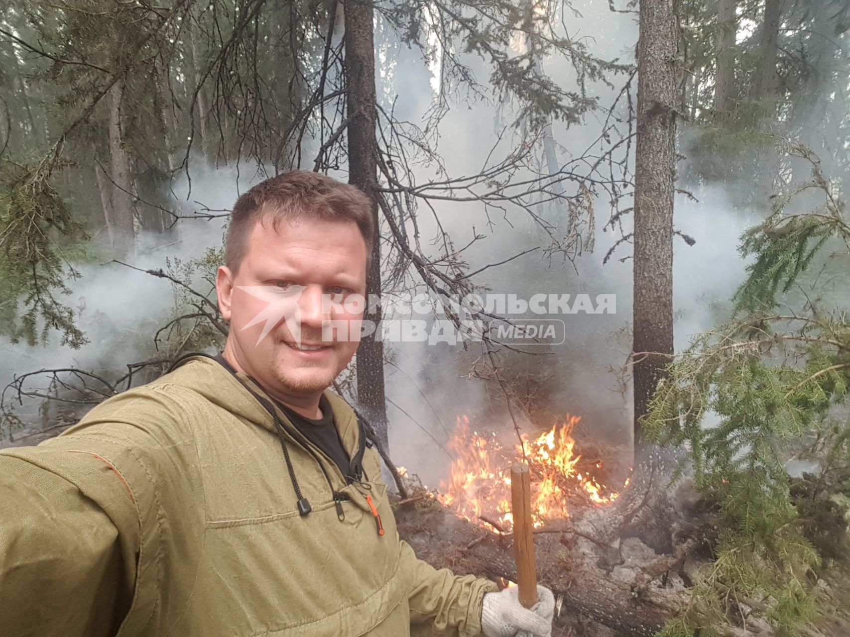 Красноярский край. Корреспондент `Комсомольской правды` Олег Адамович во время тушения лесного пожара.