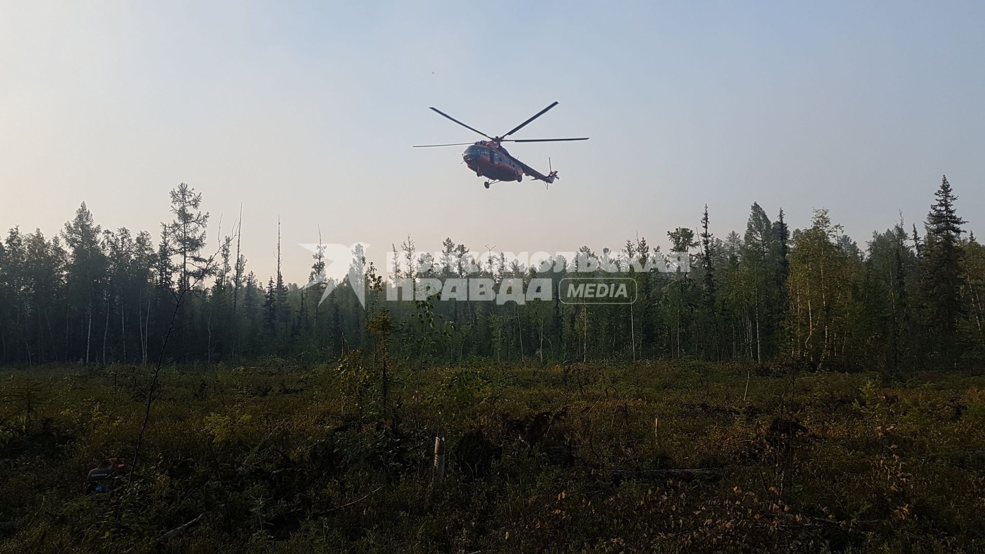 Красноярский край. Экипажем вертолета Ми-8 во время тушения лесных пожаров.