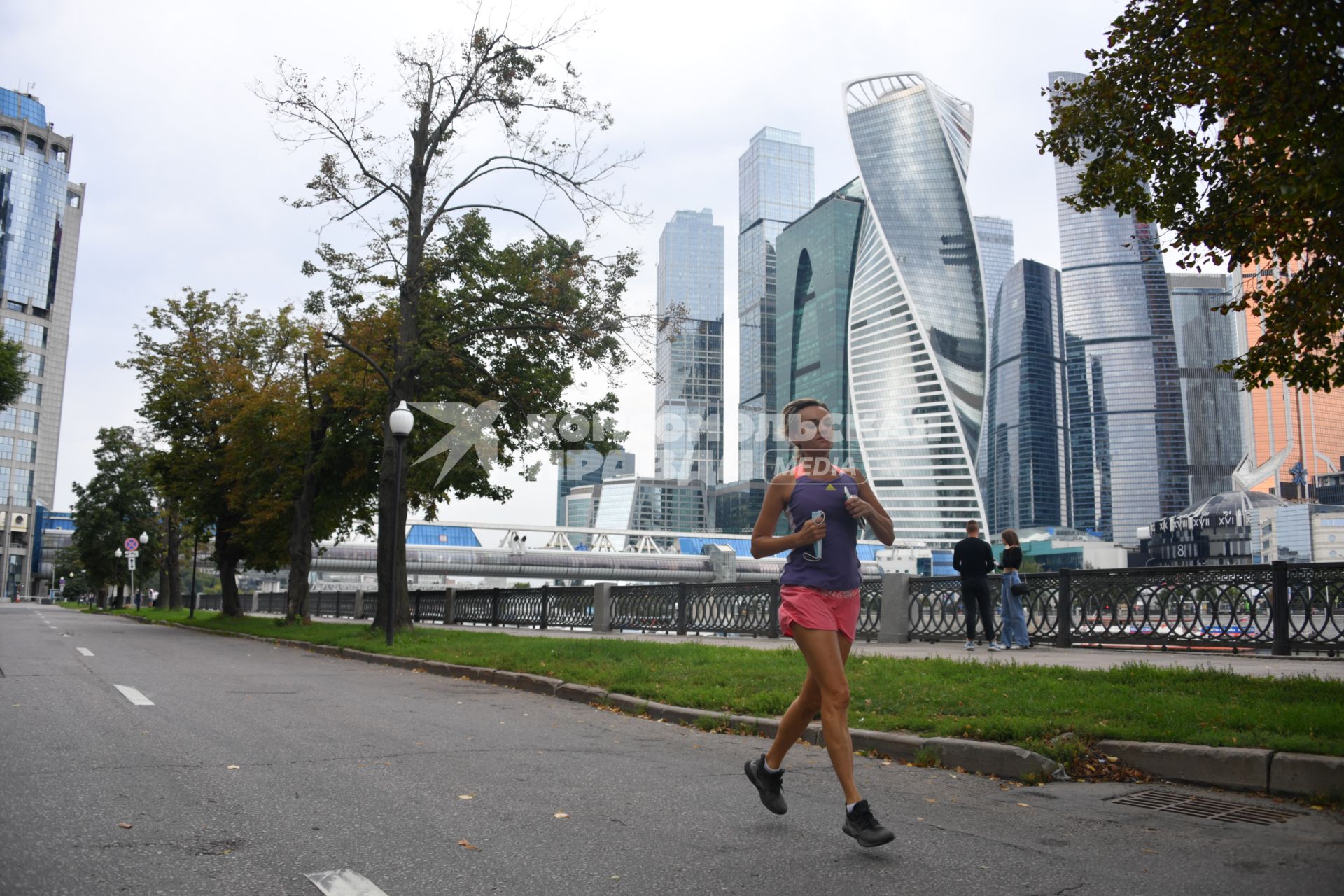 Москва. Девушка во время пробежки на набережной Тараса Шевченко.