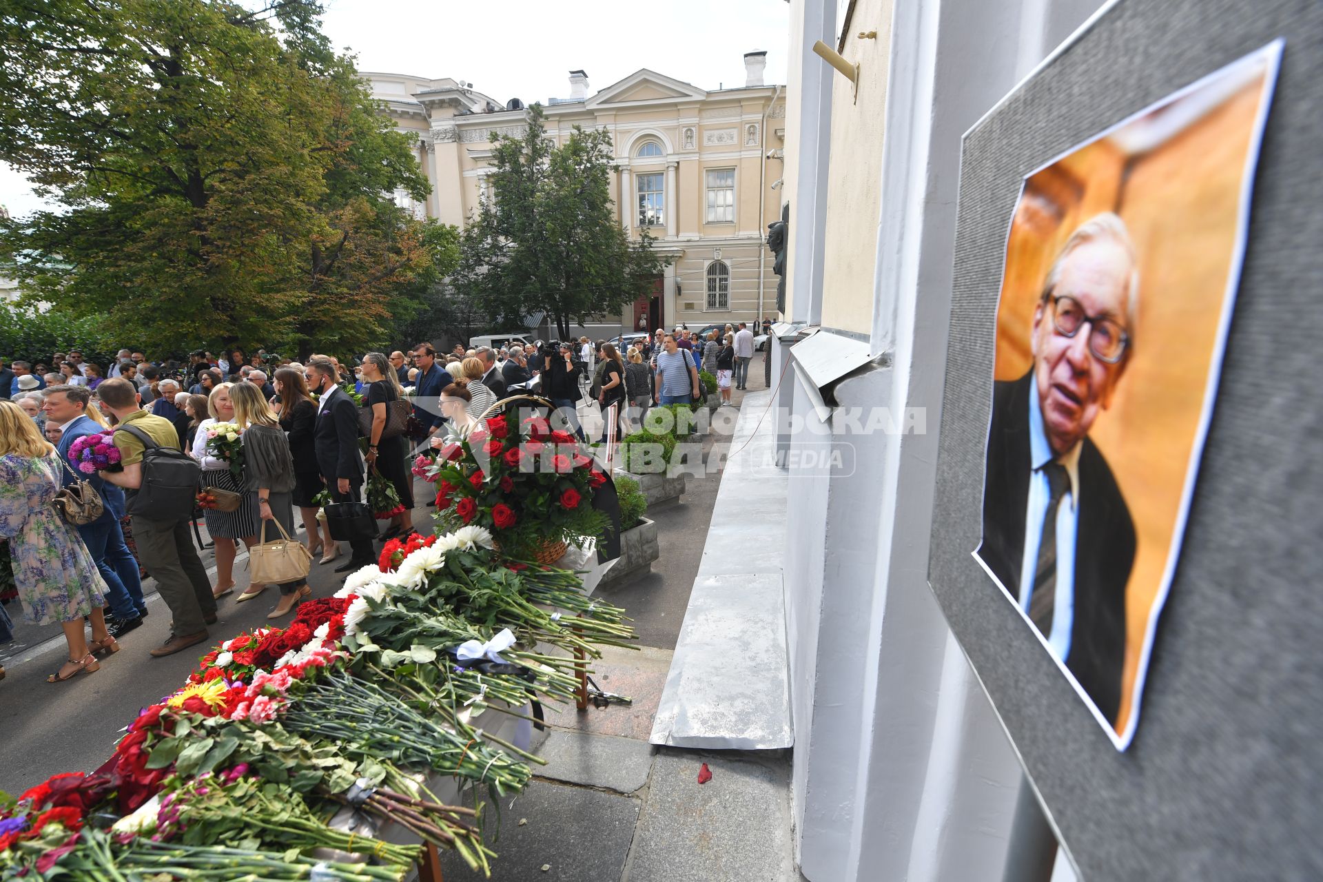 Москва. Цветы на церемонии прощания с президентом факультета журналистики Московского государственного университета (МГУ) имени М.В. Ломоносова Ясеном Засурским во дворе факультета журналистики МГУ.