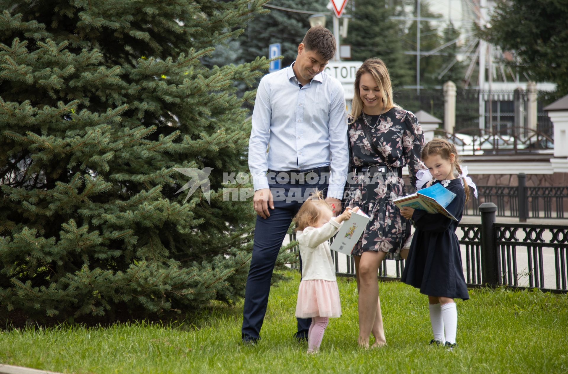 Пермь. Родители провожают дочку в школу.