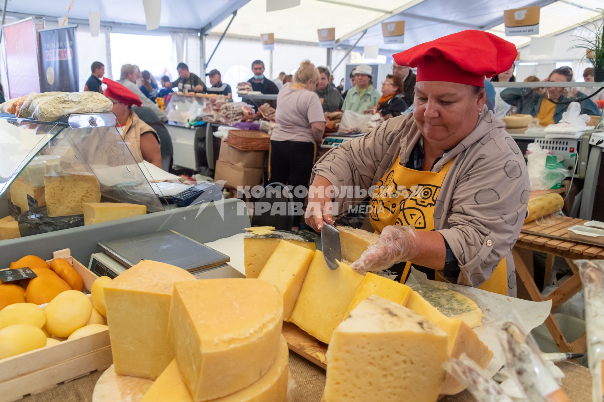 Московская область.  Продажа сыра на гастрономическом фестивале `Сыр Пир Мир`на территории Истринской сыроварни в деревне Дубровское.