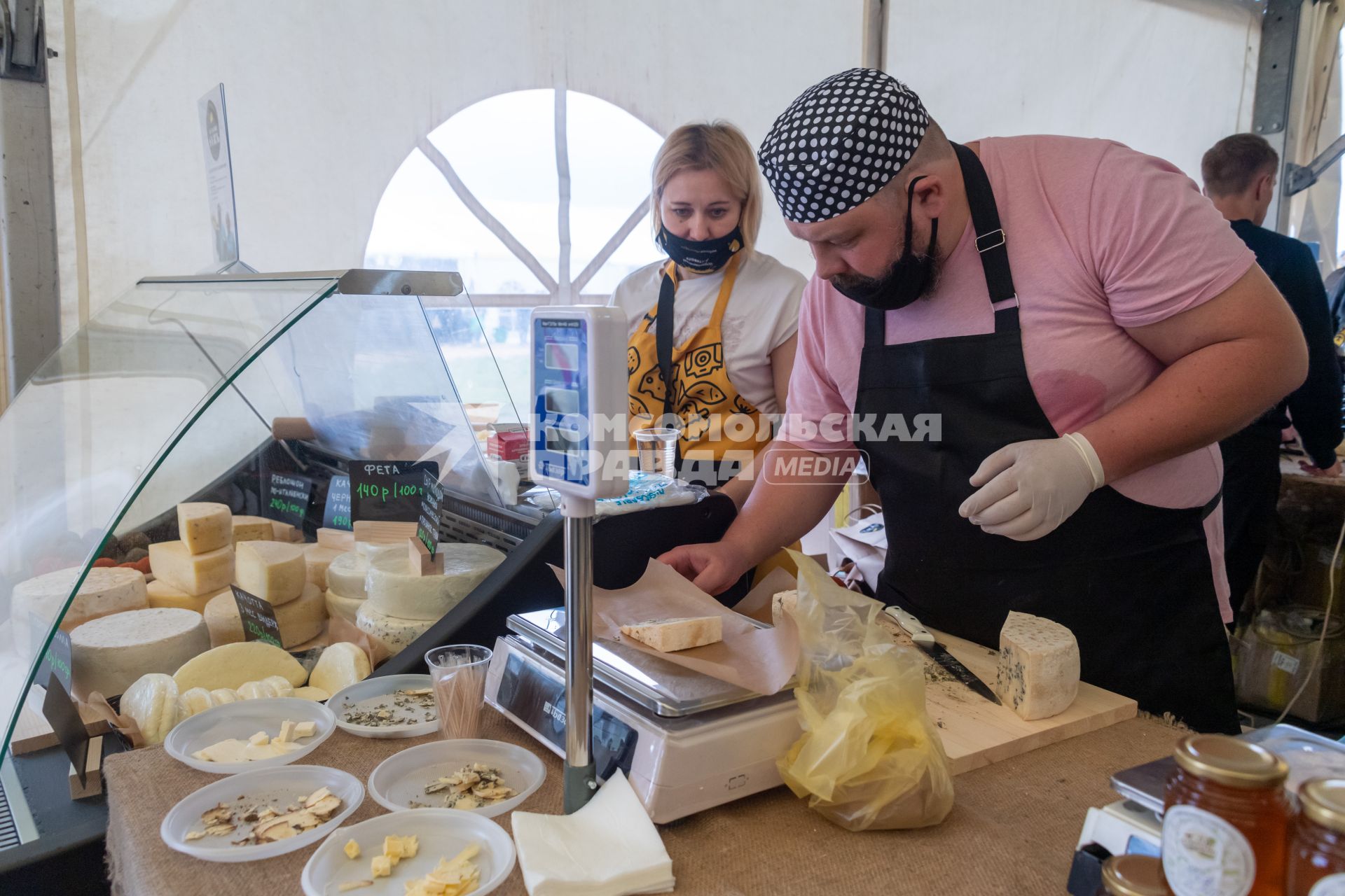 Московская область. Торговля сыром   на гастрономическом фестивале `Сыр Пир Мир`на территории Истринской сыроварни в деревне Дубровское.