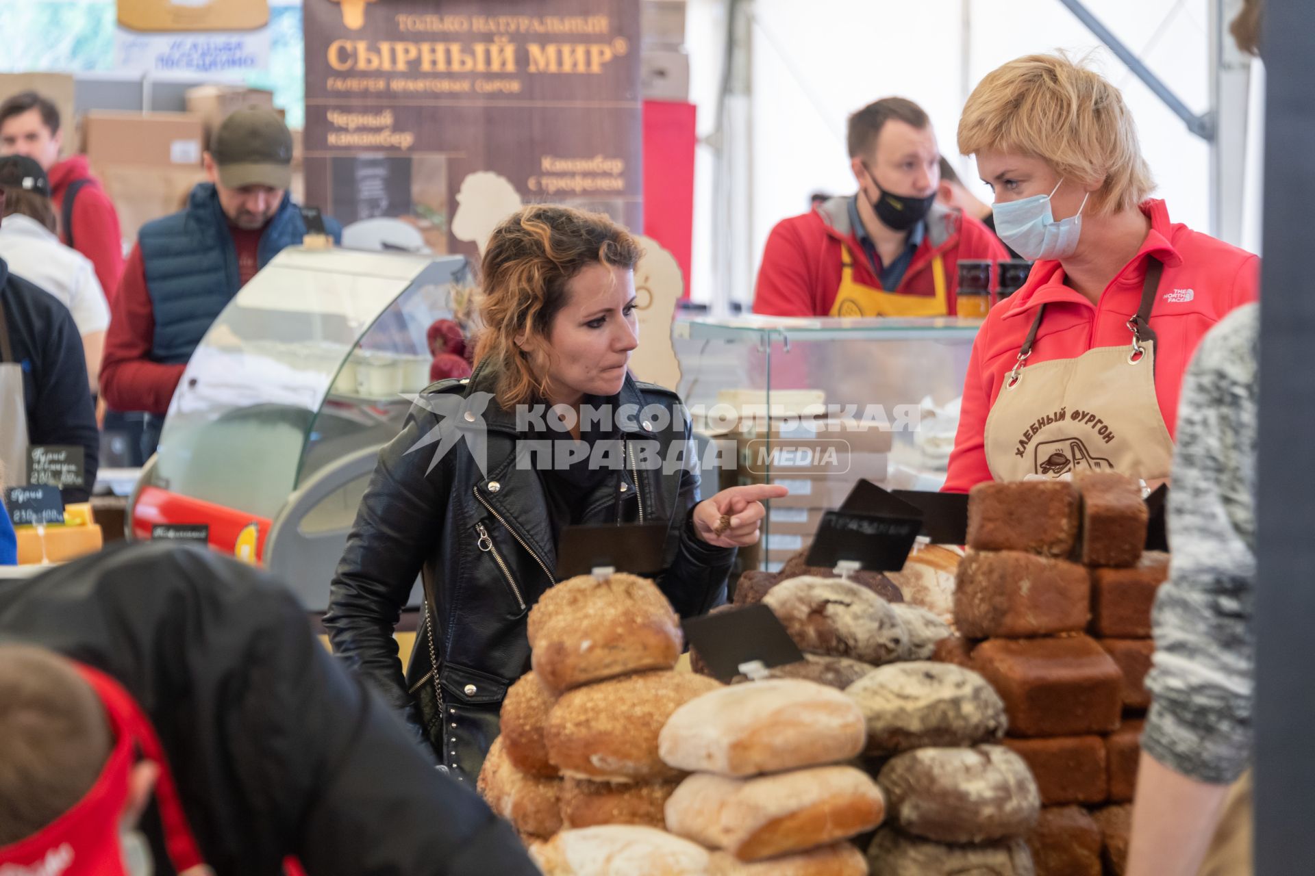 Московская область. Торговля сырами   на гастрономическом фестивале `Сыр Пир Мир`на территории Истринской сыроварни в деревне Дубровское.