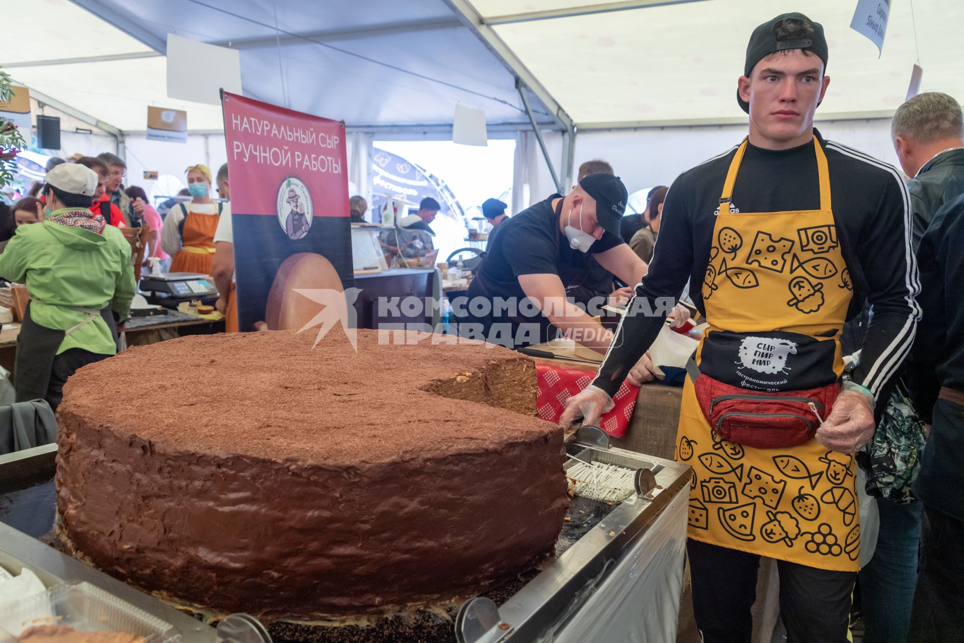 Московская область.  Торт`Суворов`   на гастрономическом фестивале `Сыр Пир Мир`на территории Истринской сыроварни в деревне Дубровское.