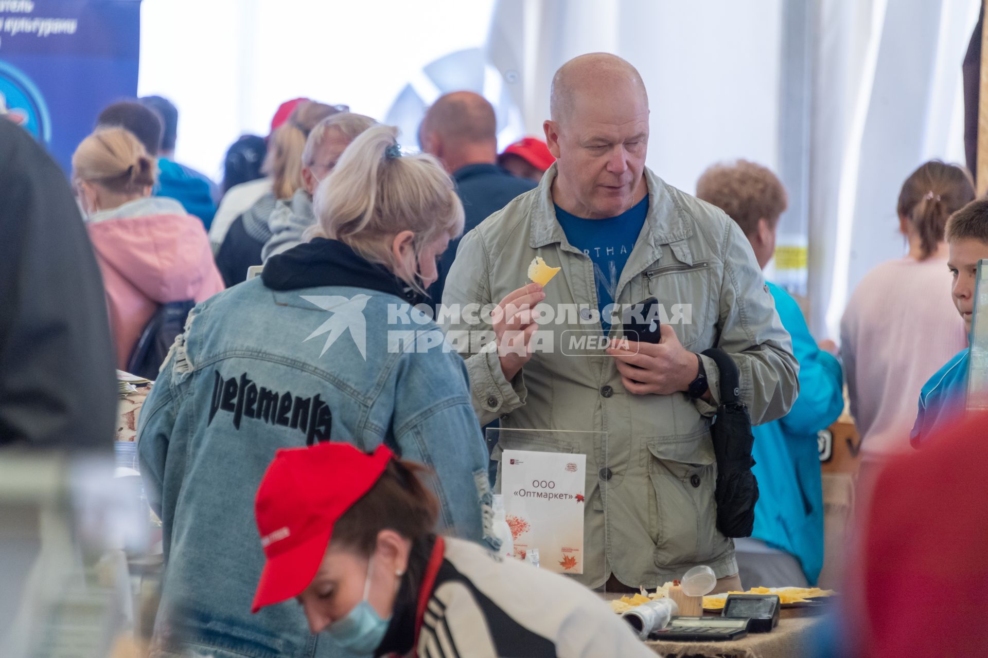 Московская область. Дегустация сыра    на гастрономическом фестивале `Сыр Пир Мир`на территории Истринской сыроварни в деревне Дубровское.